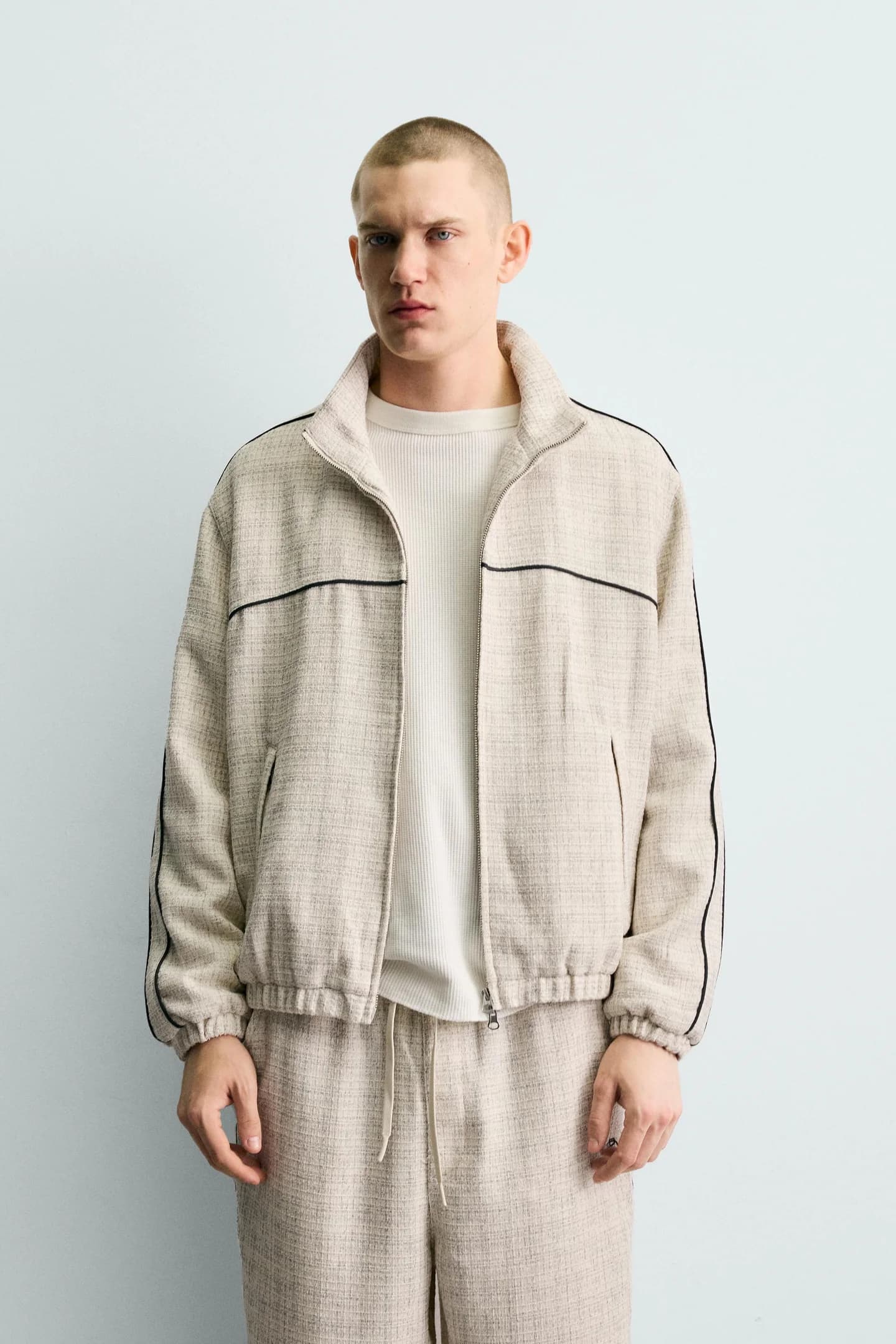 КУРТКА БОКСИ-ФИТ ИЗ СТРУКТУРНОЙ ТКАНИ С КОНТРАСТНОЙ ТКАНЬЮ