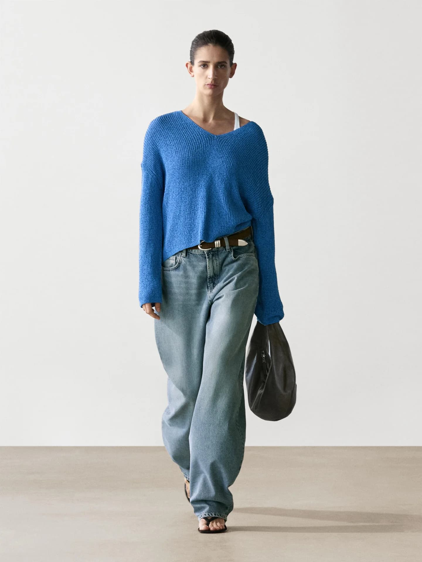 Вязаный свитер с V-образным вырезом из смесового хлопка. - фото 10