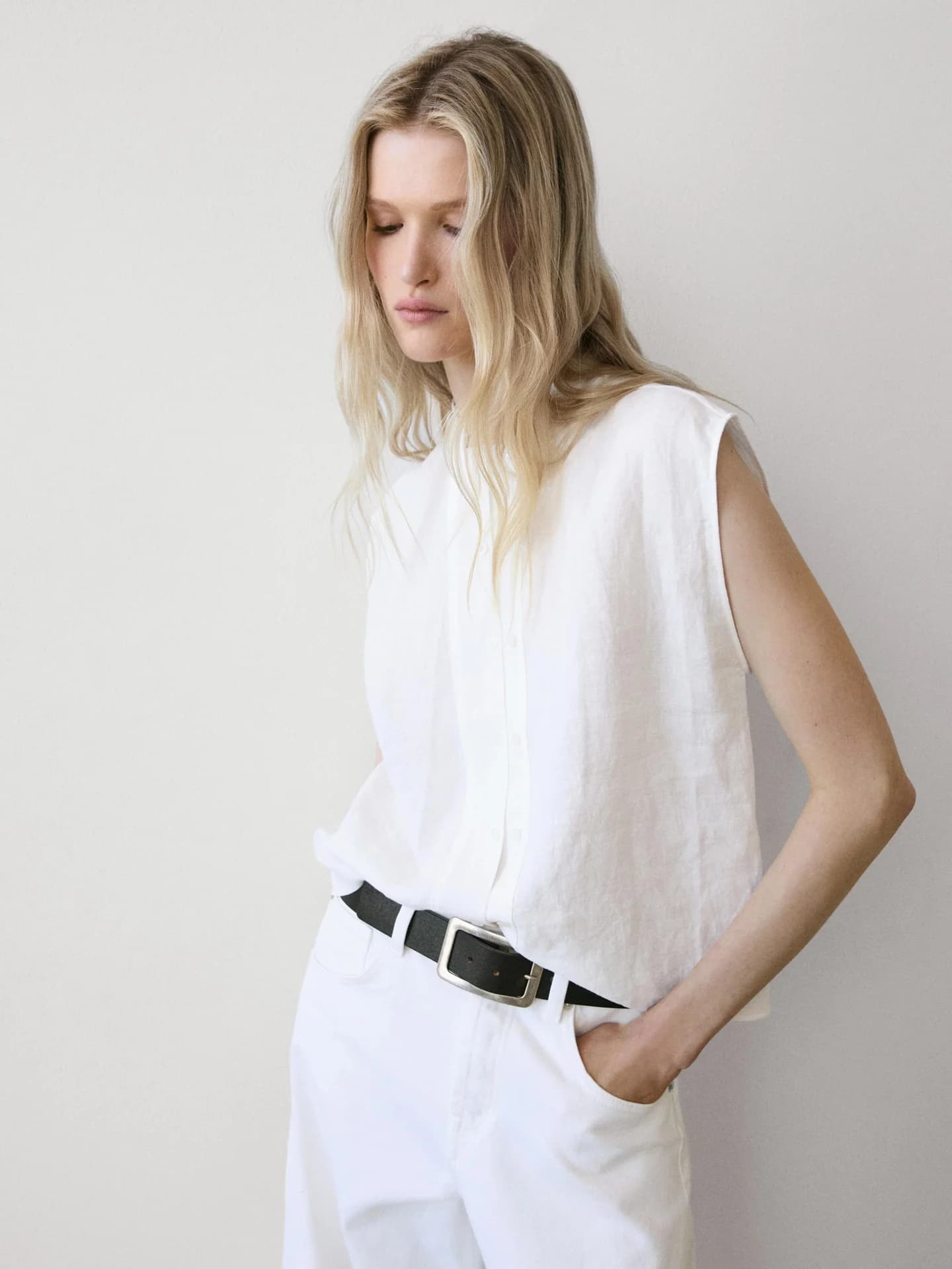 Свободная рубашка из 100% льна с декоративными пуговицами. - фото 9