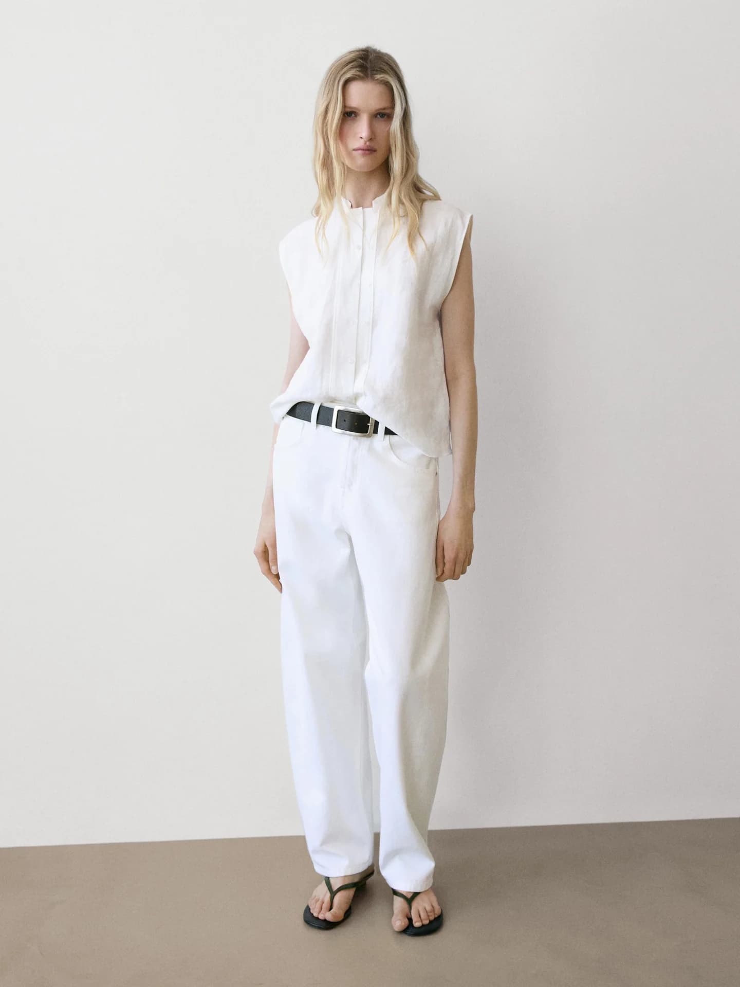 Свободная рубашка из 100% льна с декоративными пуговицами. - фото 10