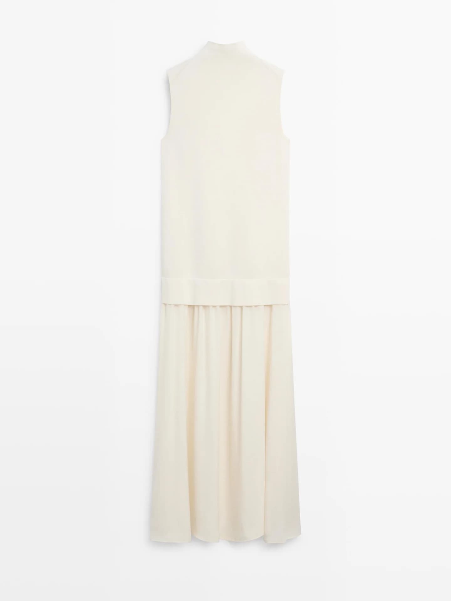 Трикотажное платье миди из комбинированных материалов.