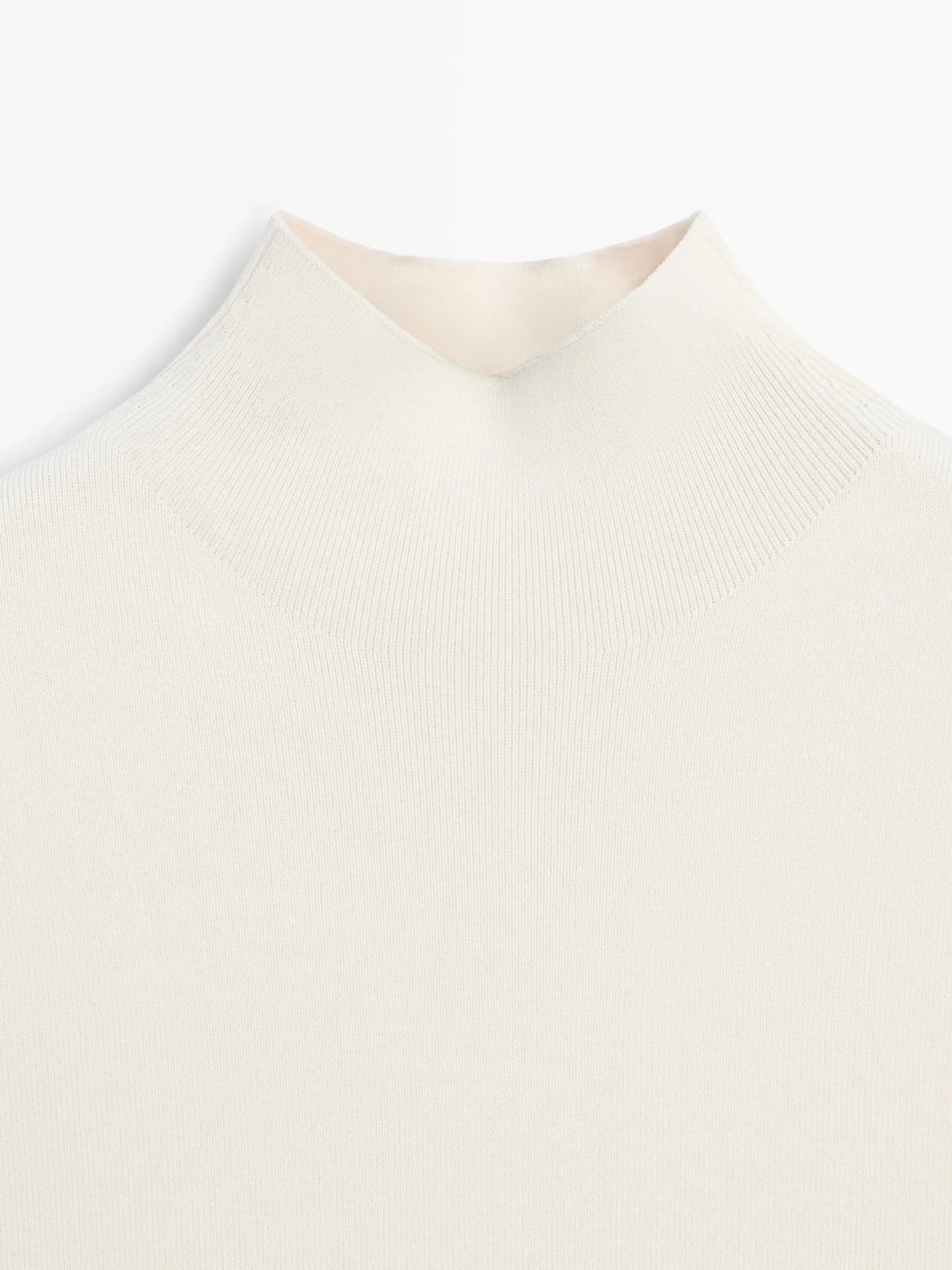 Трикотажное платье миди из комбинированных материалов. - фото 5