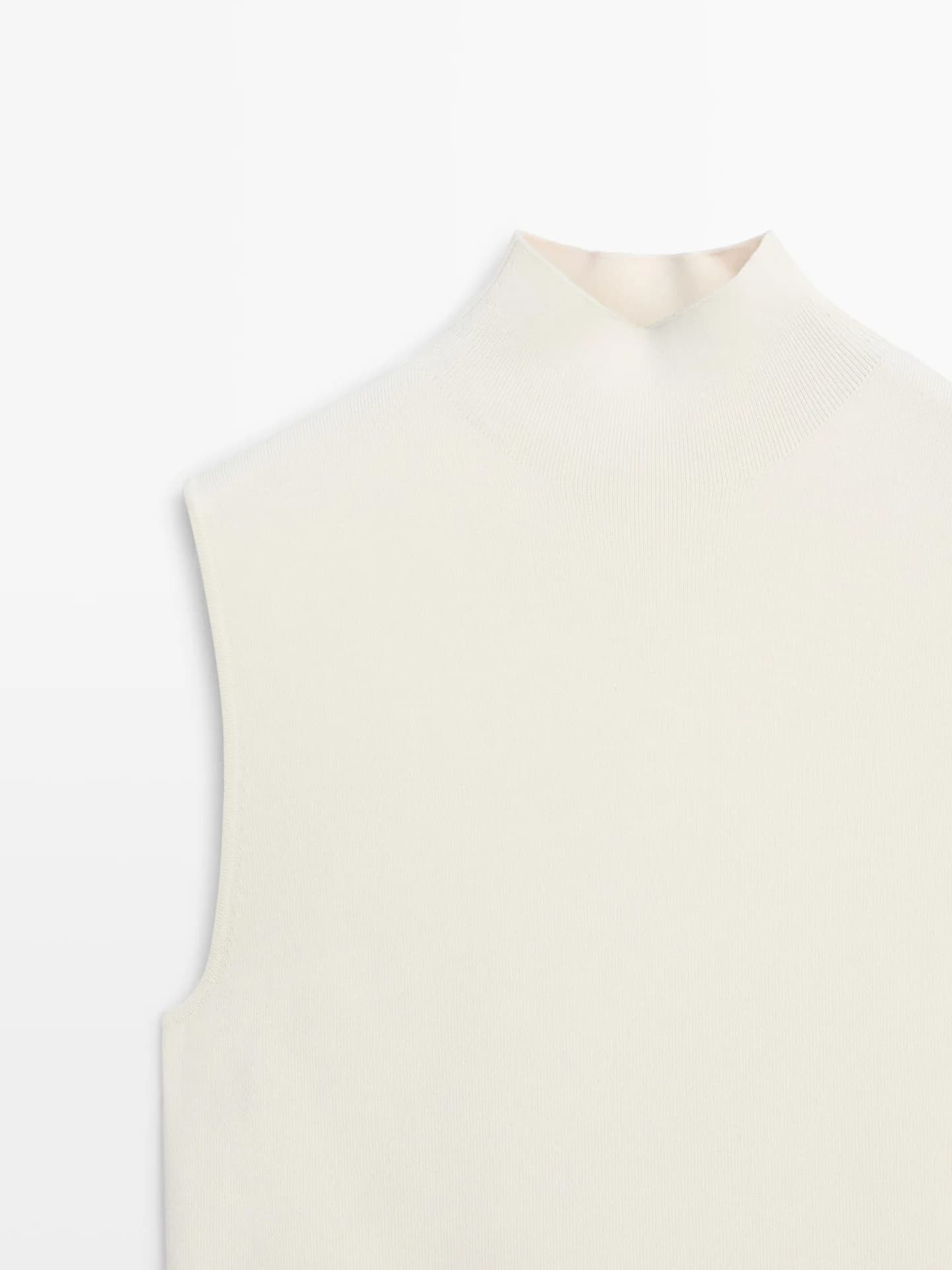 Трикотажное платье миди из комбинированных материалов. - фото 8