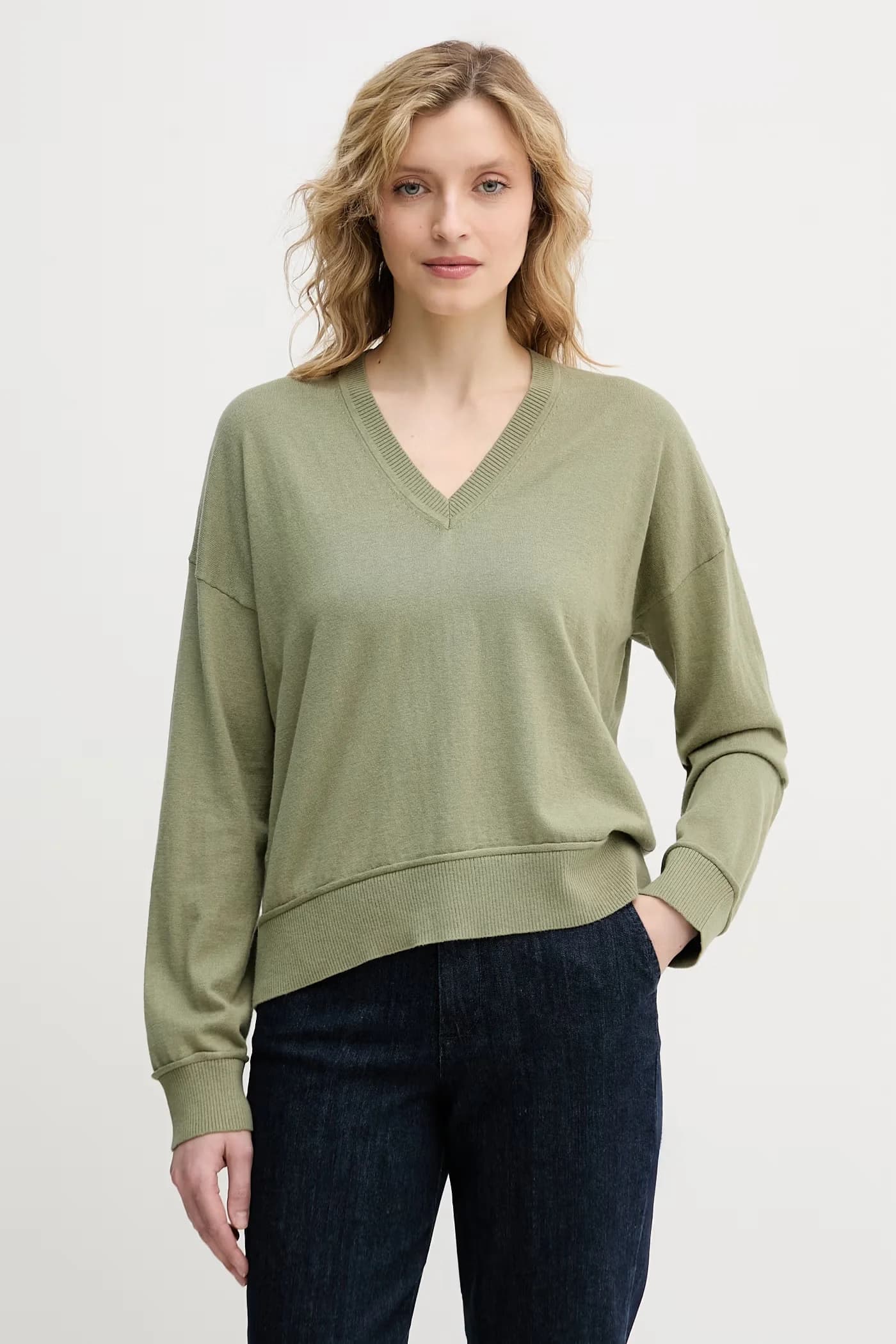 Женский свитер из шерсти