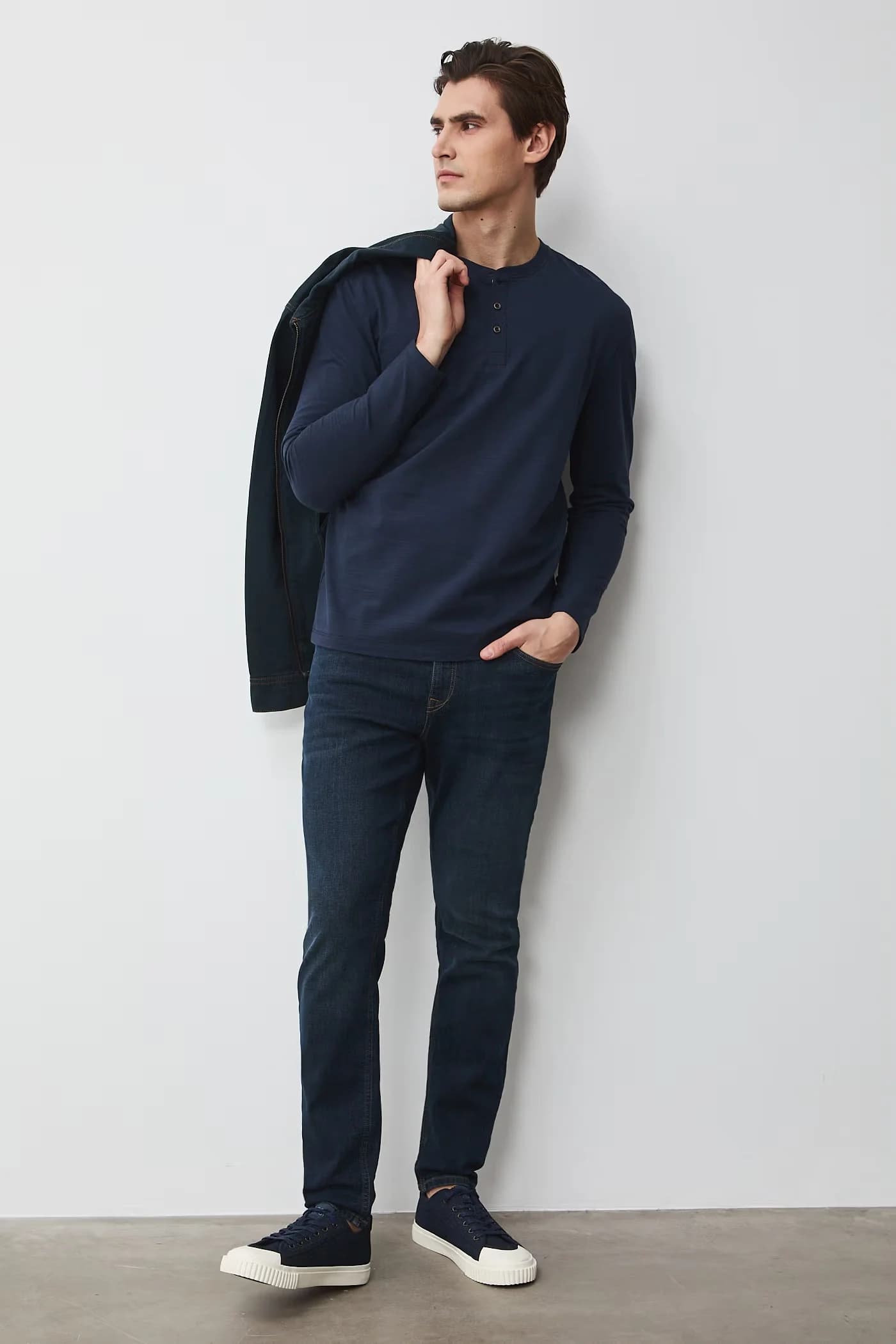 Мужские джинсы узкого кроя