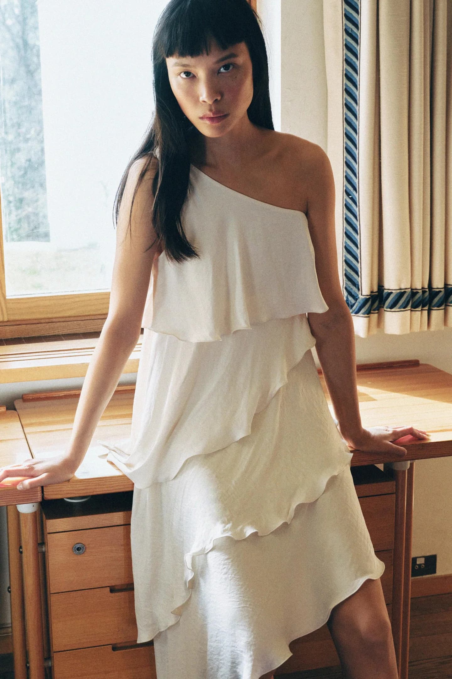 Платье с рюшами и галстуком - фото 2