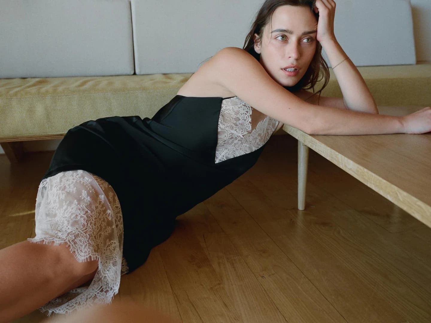 ПЛАТЬЕ ИЗ АТЛАСНОЙ ТКАНИ С КРУЖЕВОМ КОНТРАСТНОГО ЦВЕТА