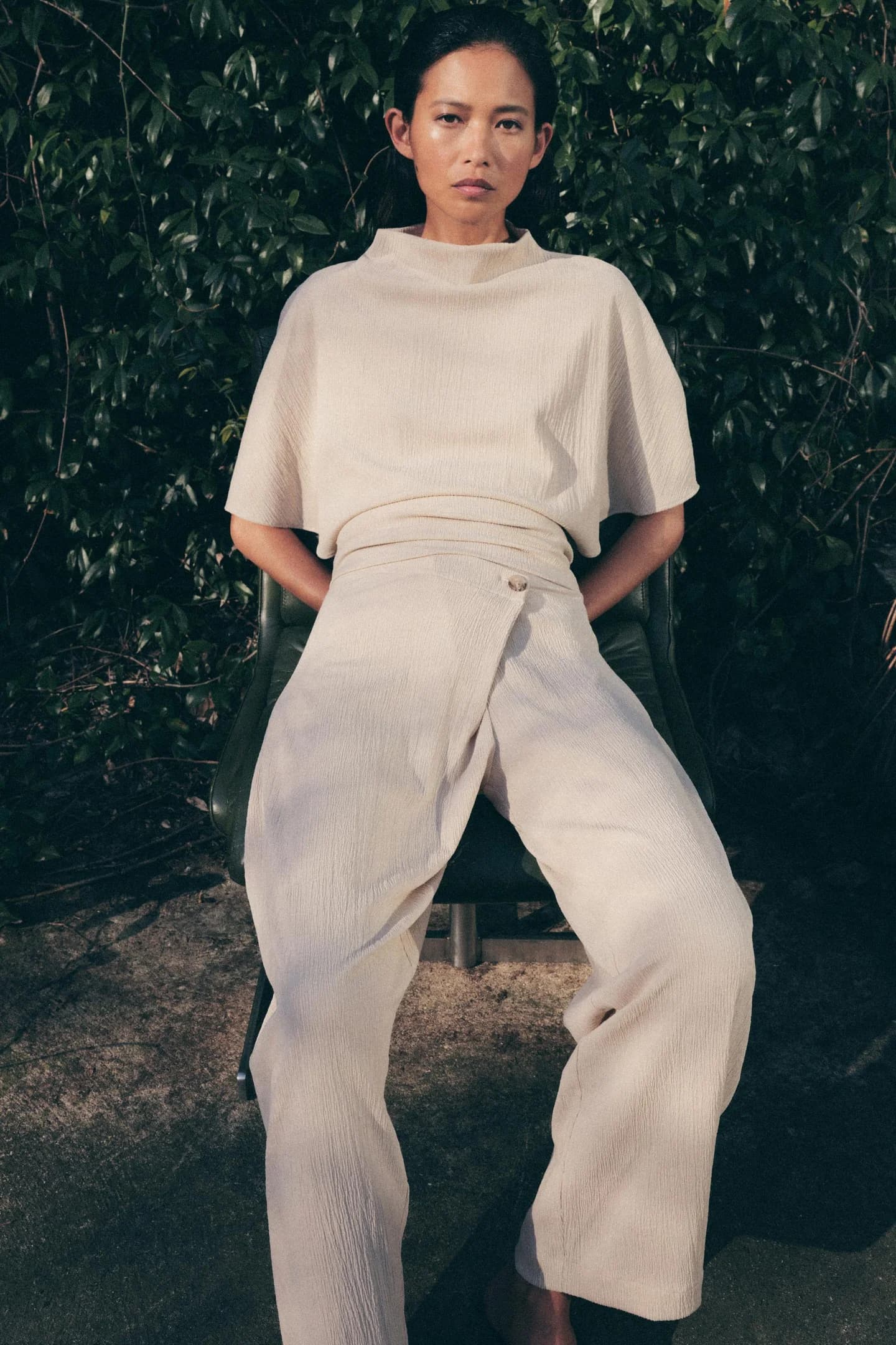 БРЮКИ СО ВСТАВКОЙ-КОНВЕРТОМ ИЗ ФАКТУРНОЙ ТКАНИ