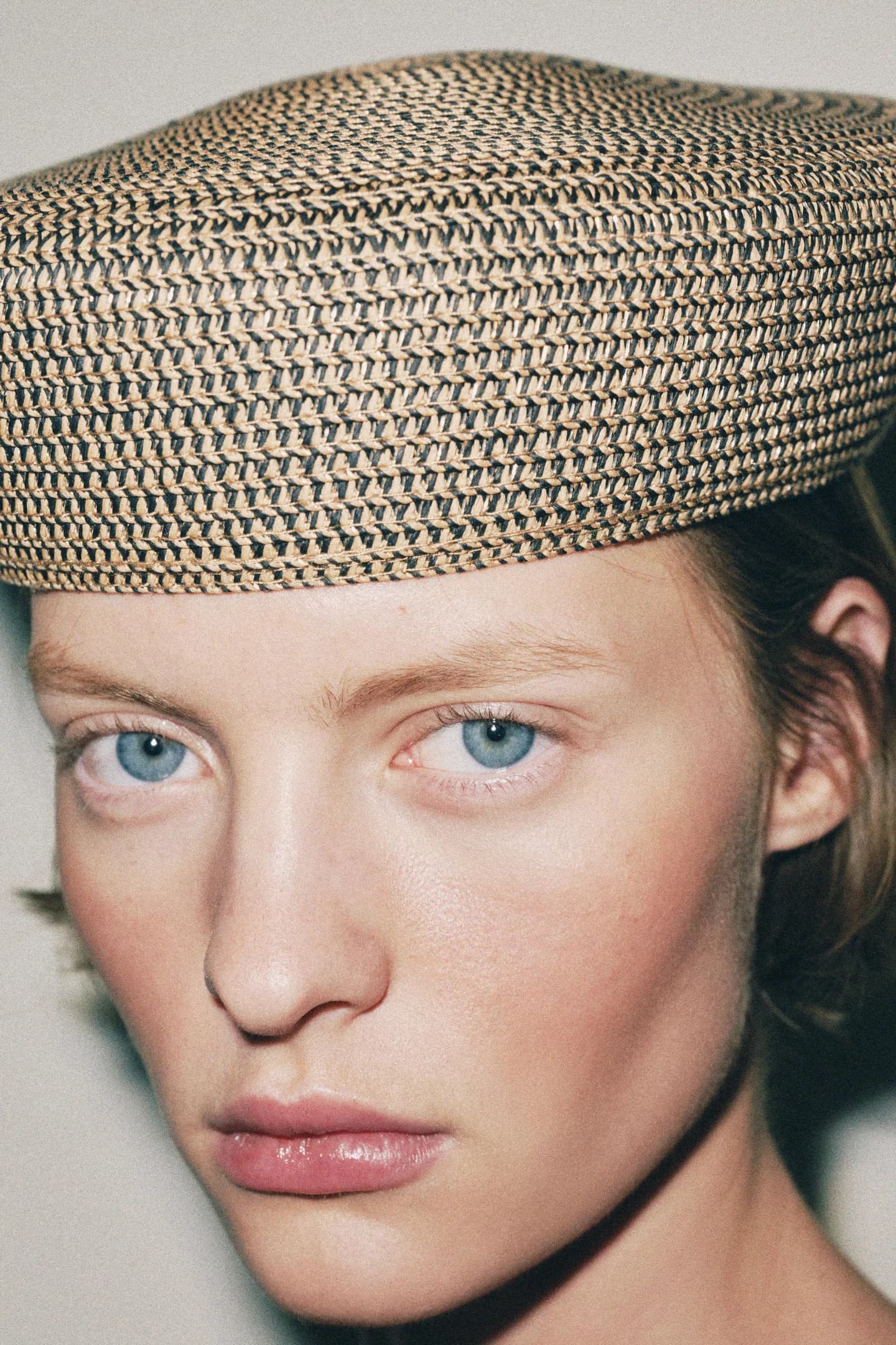 ШАПКА-КАСКЕТ ИЗ СОЕДИНЕННОЙ ТКАНИ - фото 3