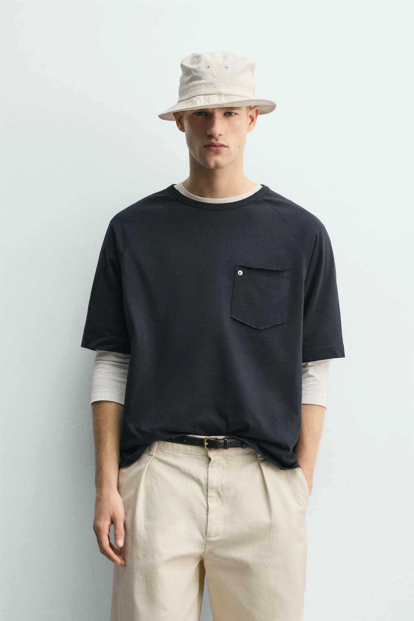 ФУТБОЛКА СВОБОДНОГО КРОЯ С КАРМАНОМ И ЗАКЛЕПКАМИ