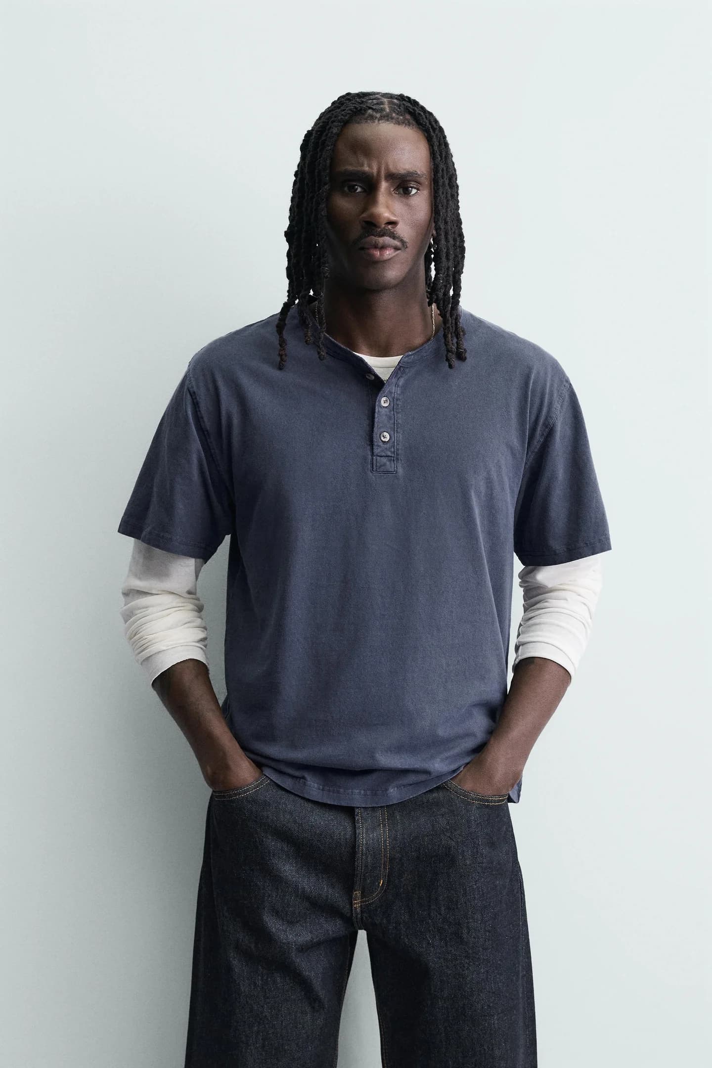 СТИРНАЯ ФУТБОЛКА С ПУГОВИЦАМИ НА ШЕЕ - фото 2