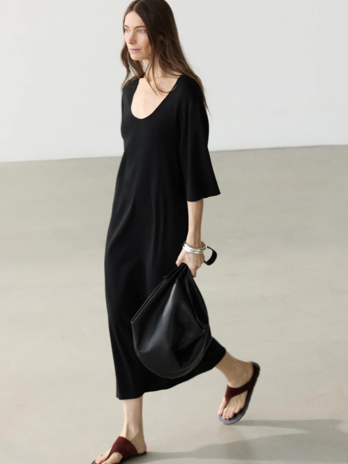 Платье средней длины с деталями на рукавах - фото 8