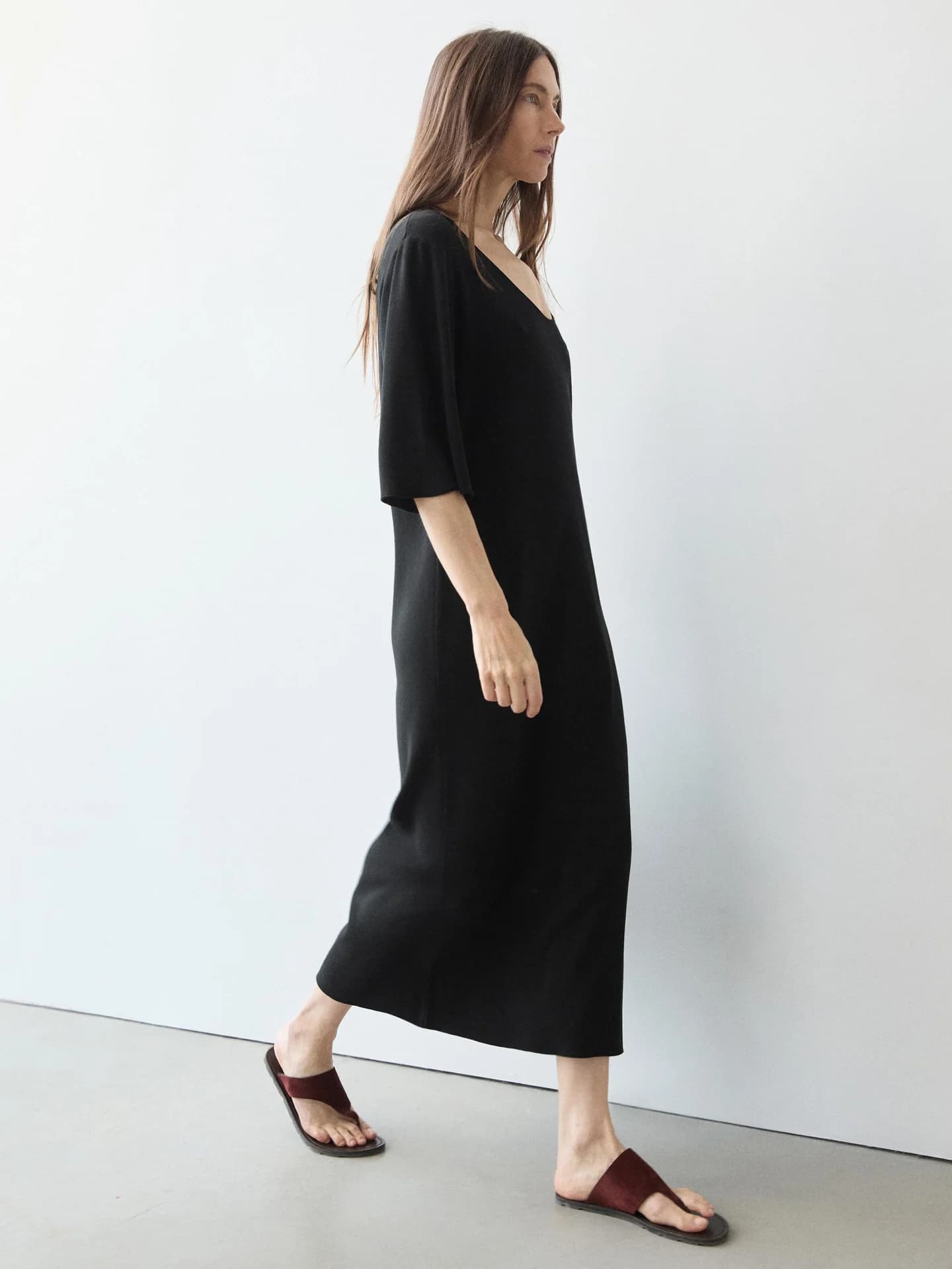 Платье средней длины с деталями на рукавах - фото 10