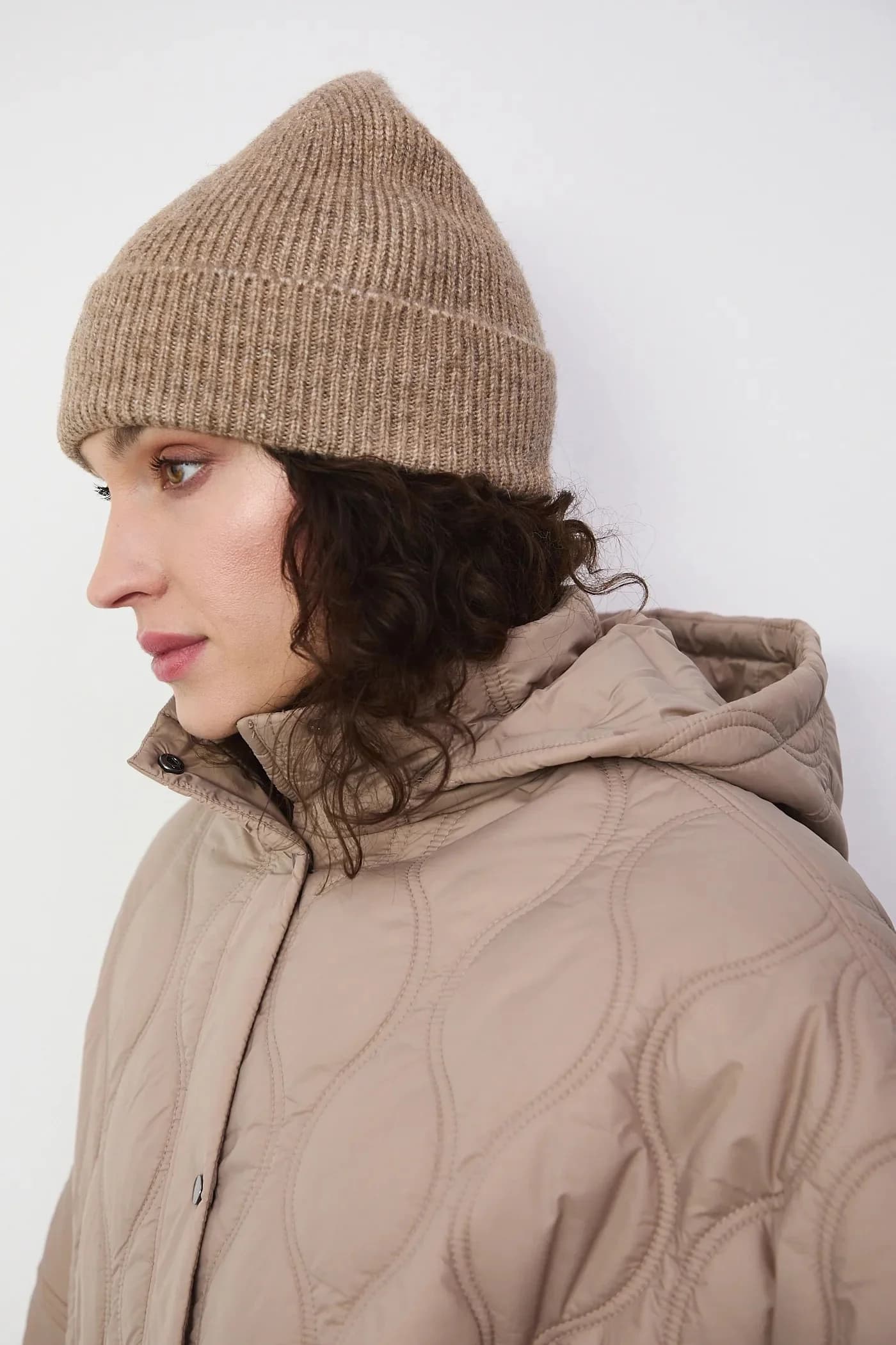 Женская шапка из смесовой шерсти