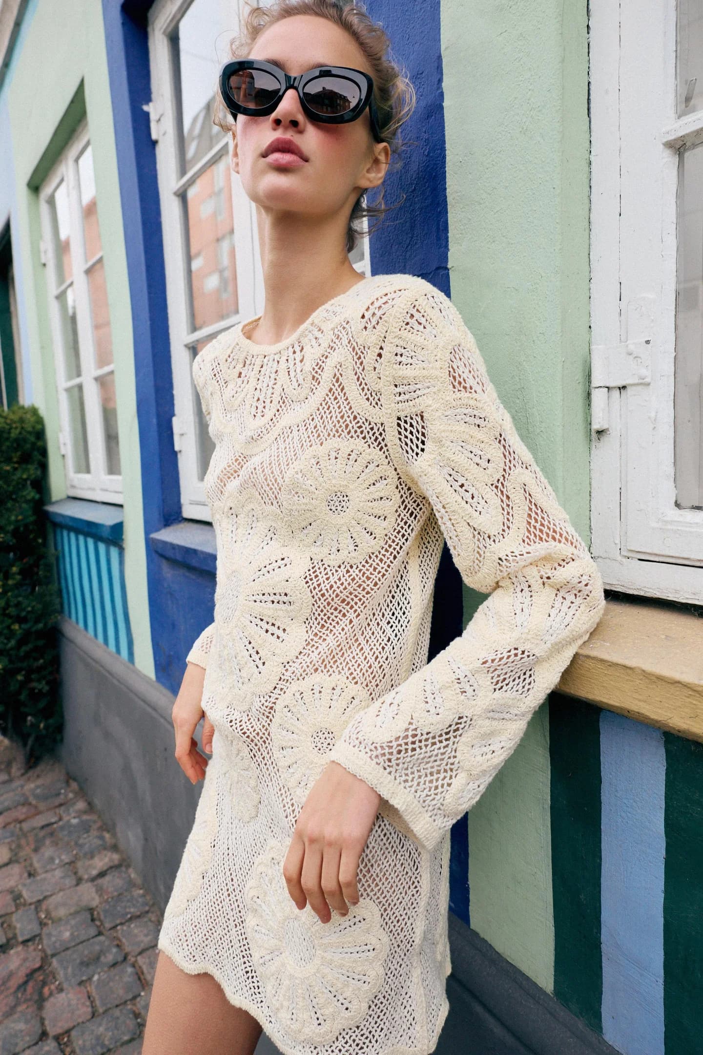 КОРОТКОЕ ПЛАТЬЕ, СВЯЗАННОЕ КРЮЧКОМ