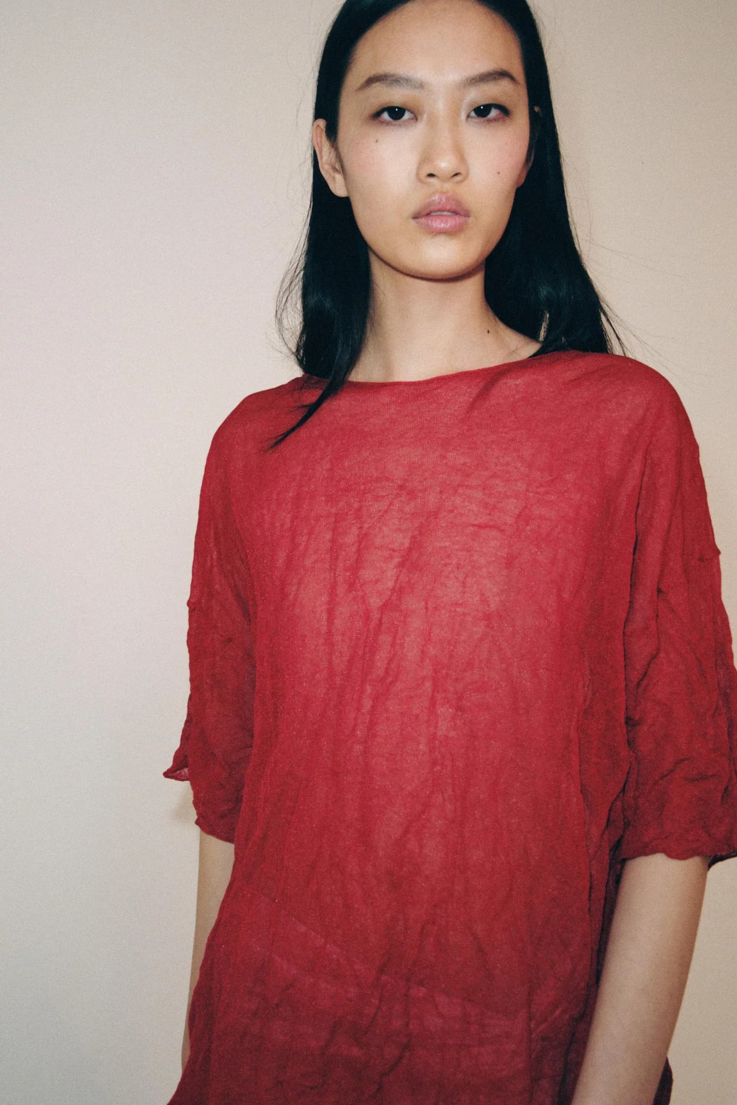 ТРИКОТАЖНЫЙ ТОП С СОЗДАННЫМ ЭФФЕКТОМ