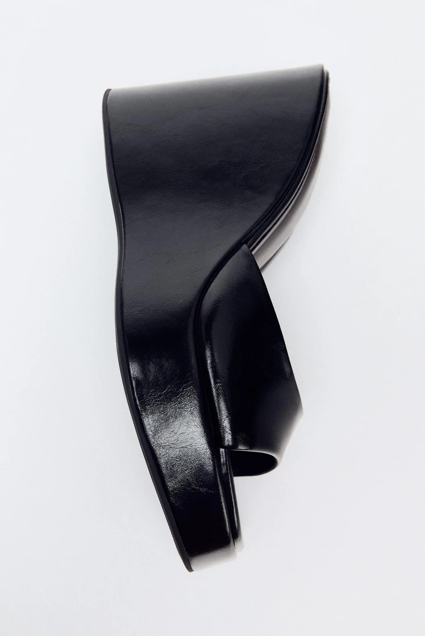 САНДАЛИИ НА ТЕЛЕЖКЕ