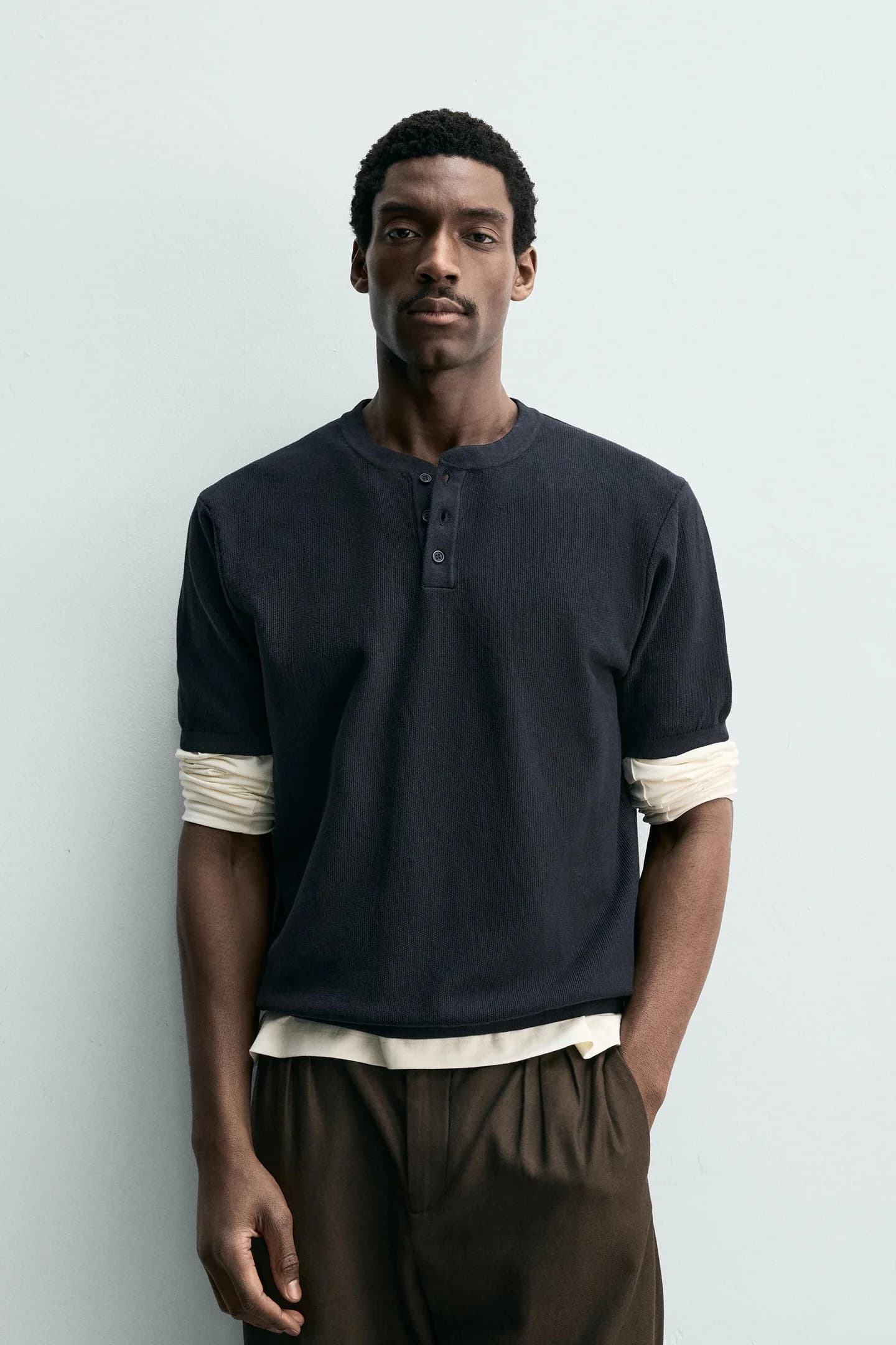 ТРИКОТАЖНАЯ ФУТБОЛКА НА ПУГОВИЦАХ НА ШЕИ