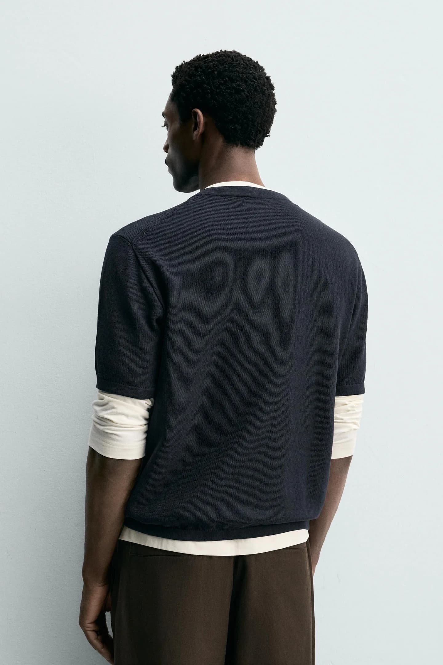 ТРИКОТАЖНАЯ ФУТБОЛКА НА ПУГОВИЦАХ НА ШЕИ - фото 2