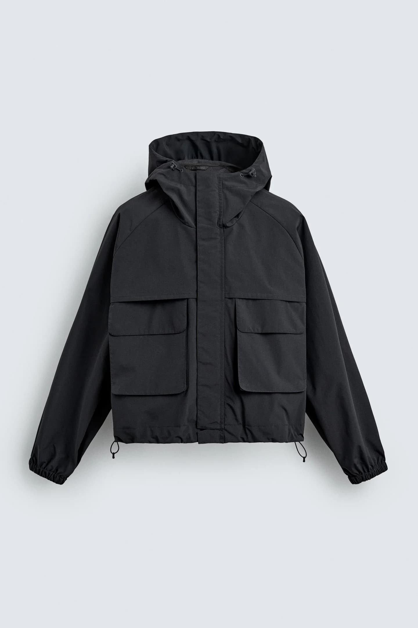 УКОРОЧЕННАЯ КУРТКА ИЗ ГИДРОФОБНОЙ ТКАНИ