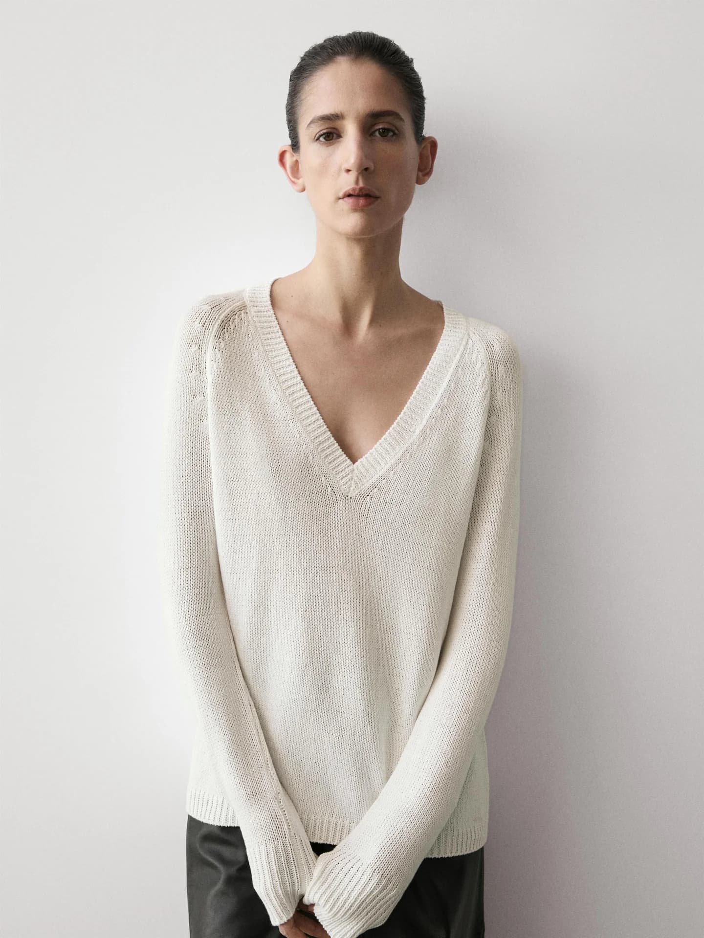 Вязаный свитер с V-образным вырезом из смесового хлопка. - фото 10