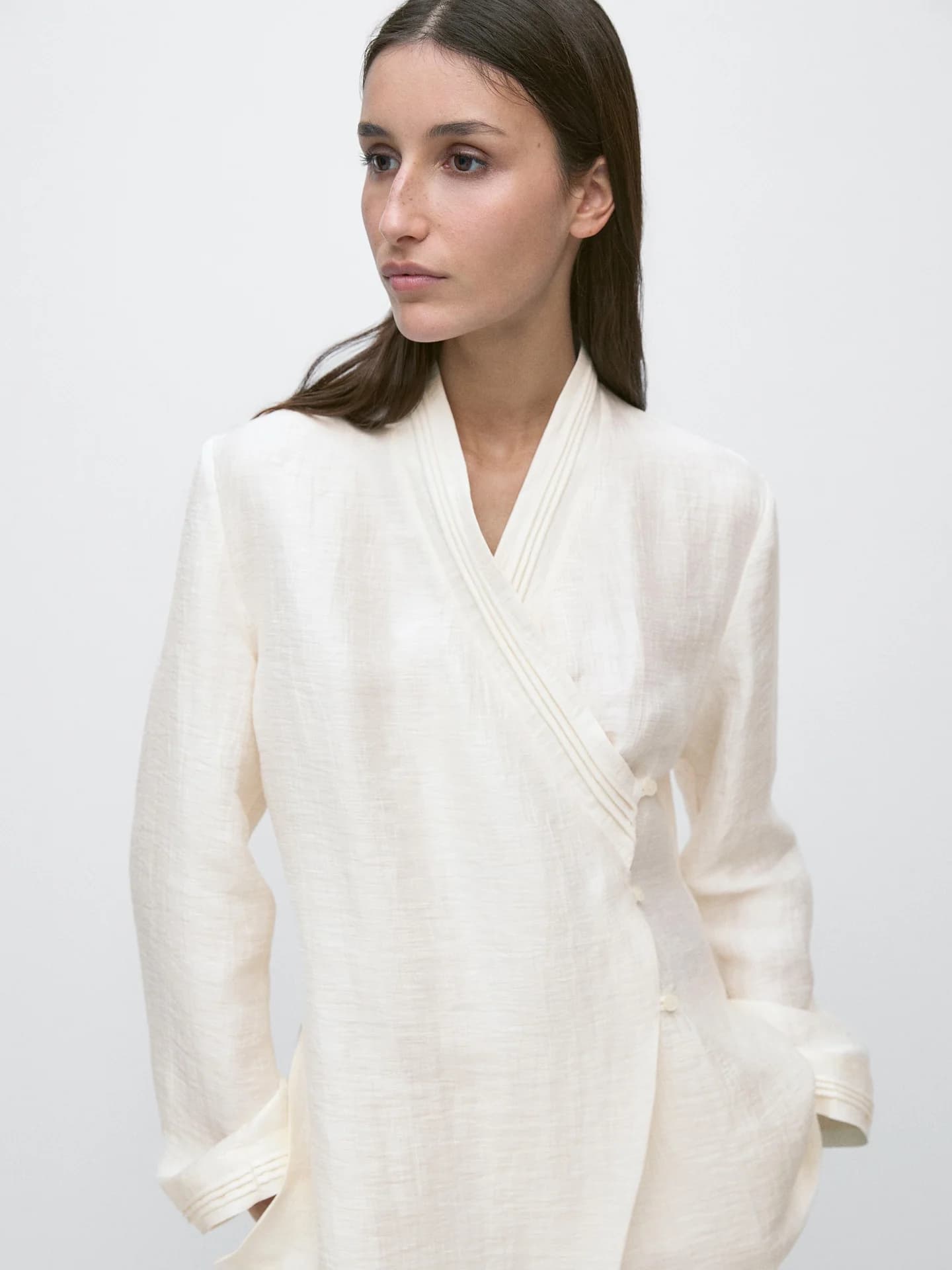 Льняное кимоно с деталями на лацканах - фото 9