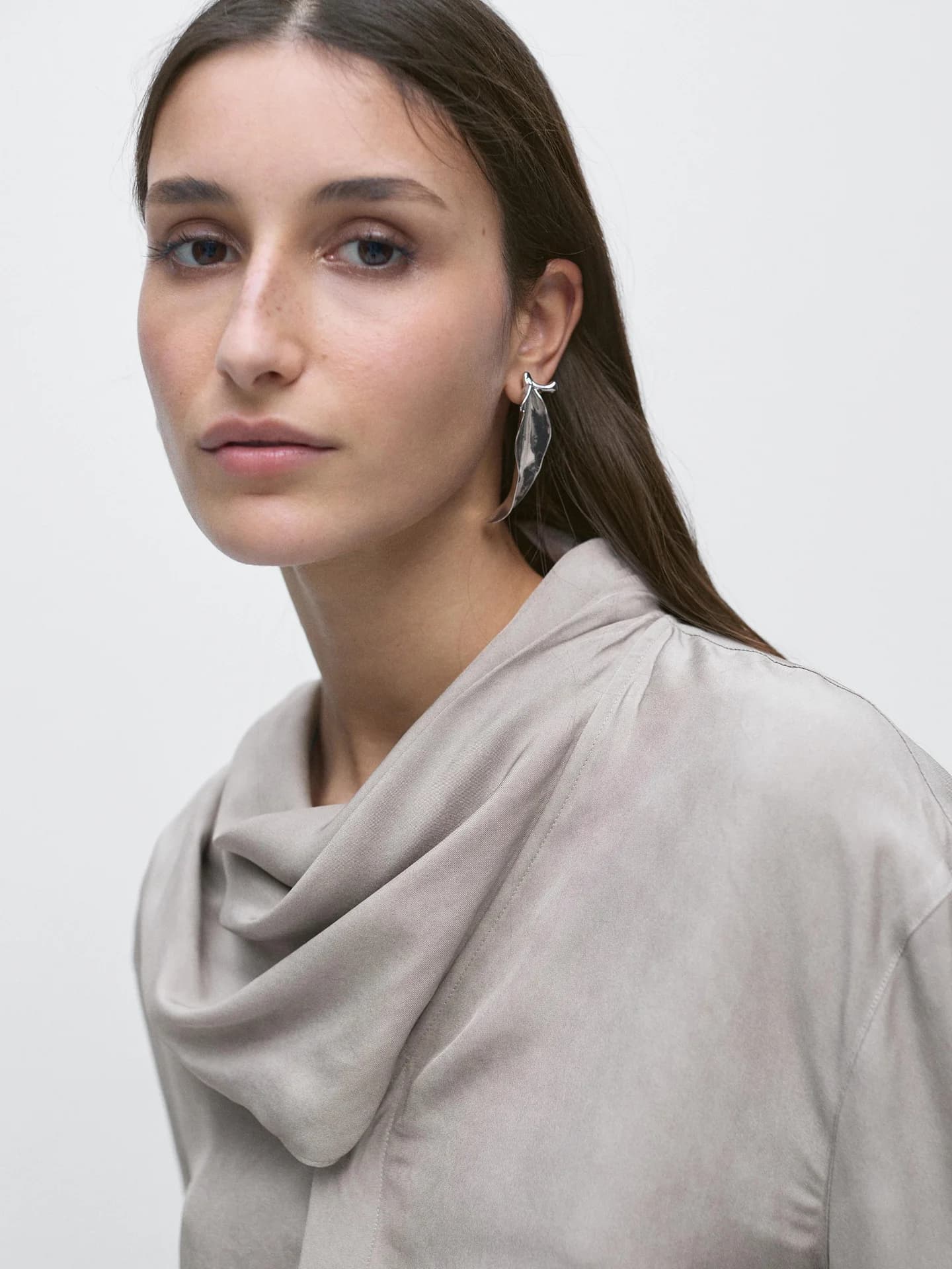 Свободная рубашка с деталью шарфа - фото 4