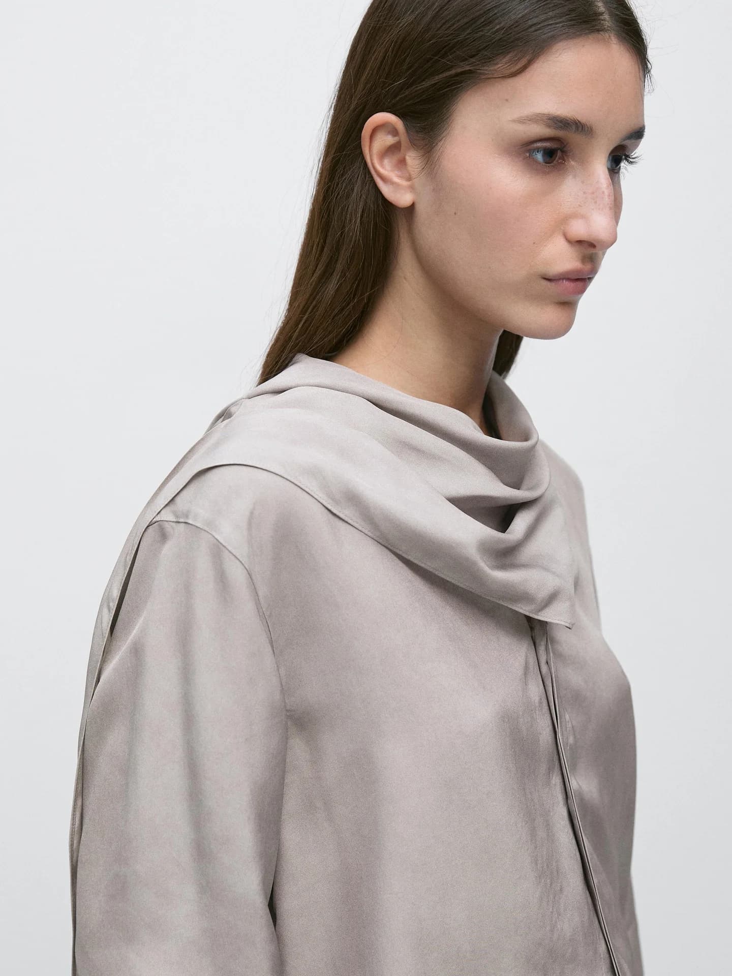 Свободная рубашка с деталью шарфа - фото 5