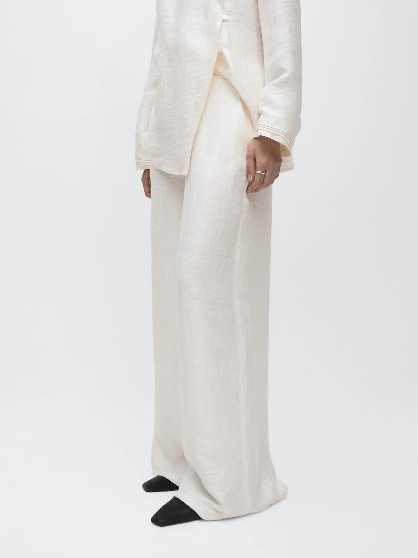 Свободные брюки с деталями на талии из смесового льна. - фото 10