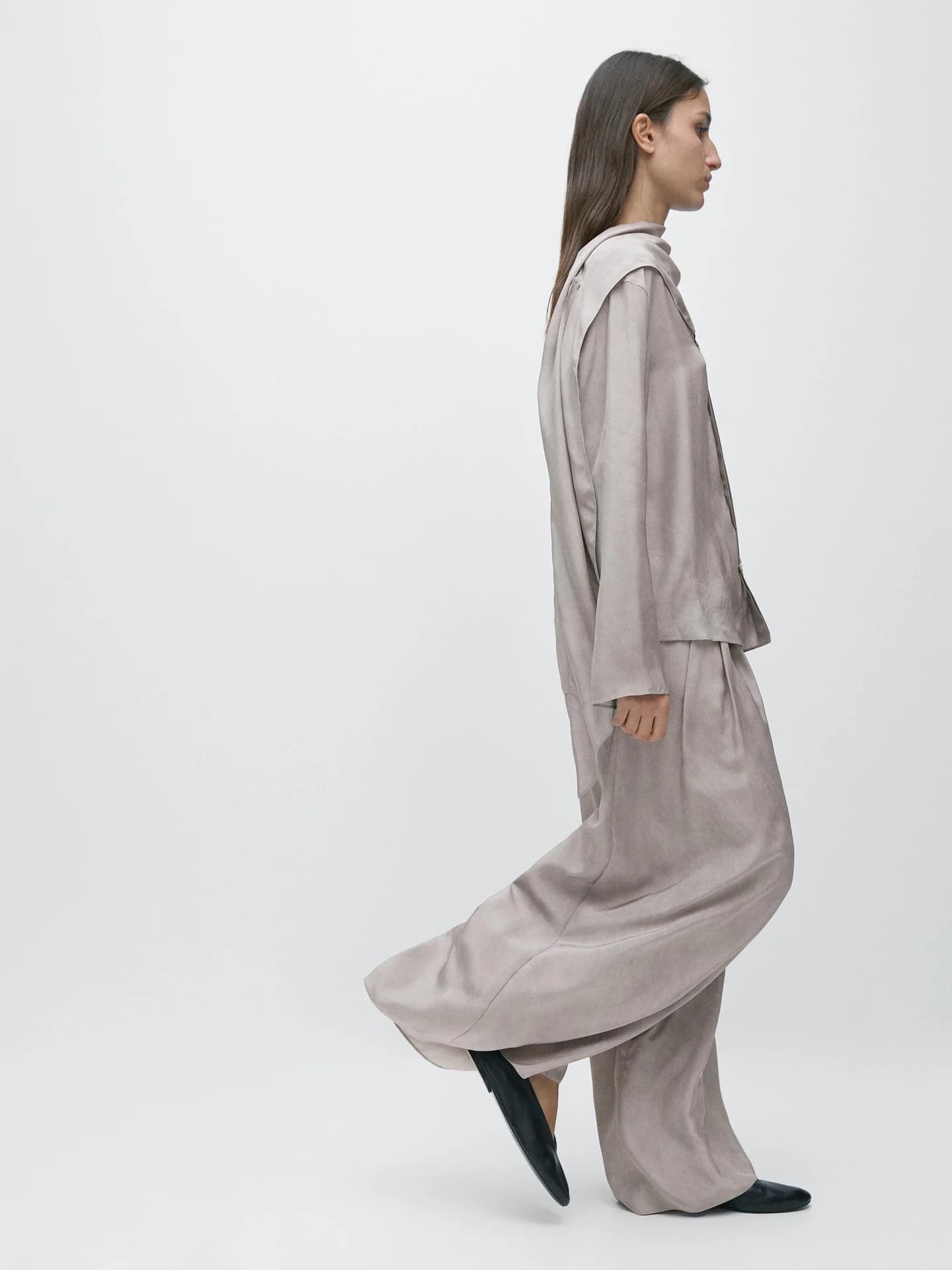 Свободные брюки с широкими штанинами и складками. - фото 3