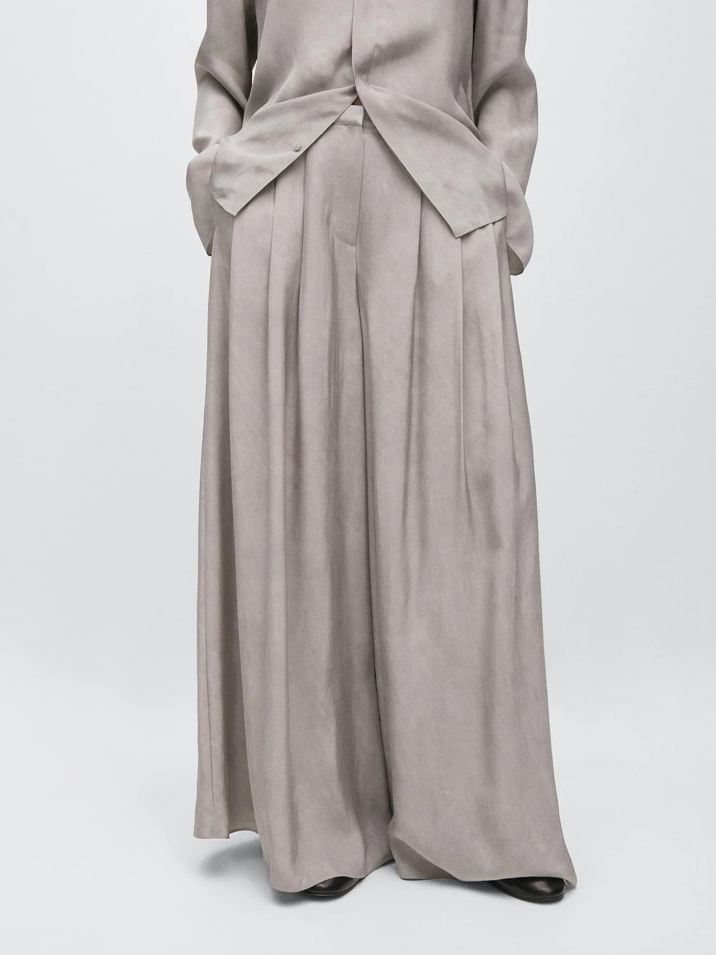 Свободные брюки с широкими штанинами и складками. - фото 4