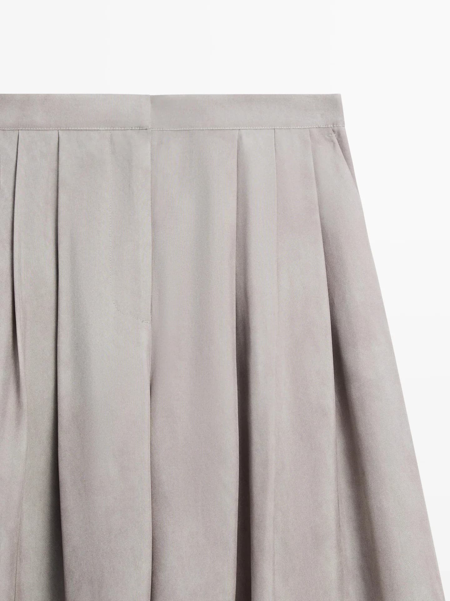 Свободные брюки с широкими штанинами и складками. - фото 6