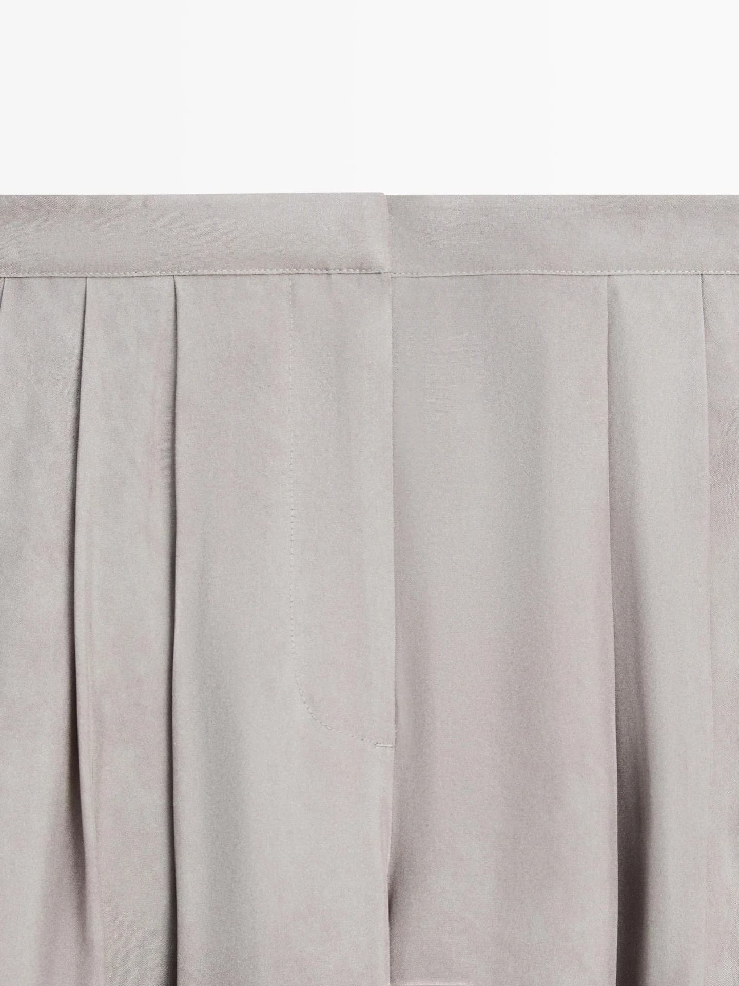 Свободные брюки с широкими штанинами и складками. - фото 9