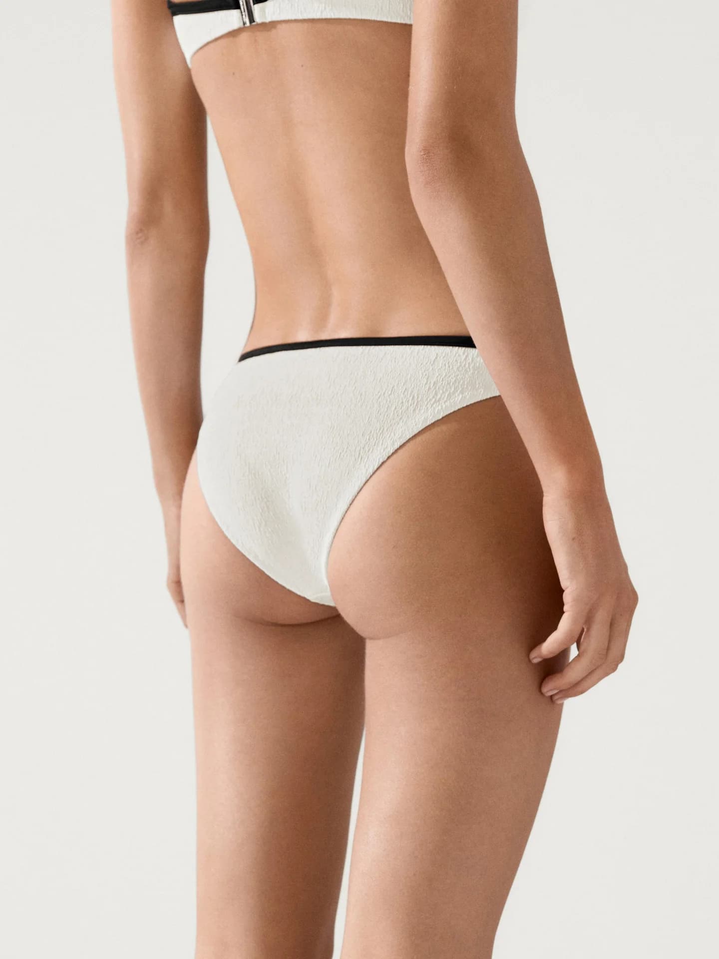 Плавки бикини с контрастной текстурой - фото 4