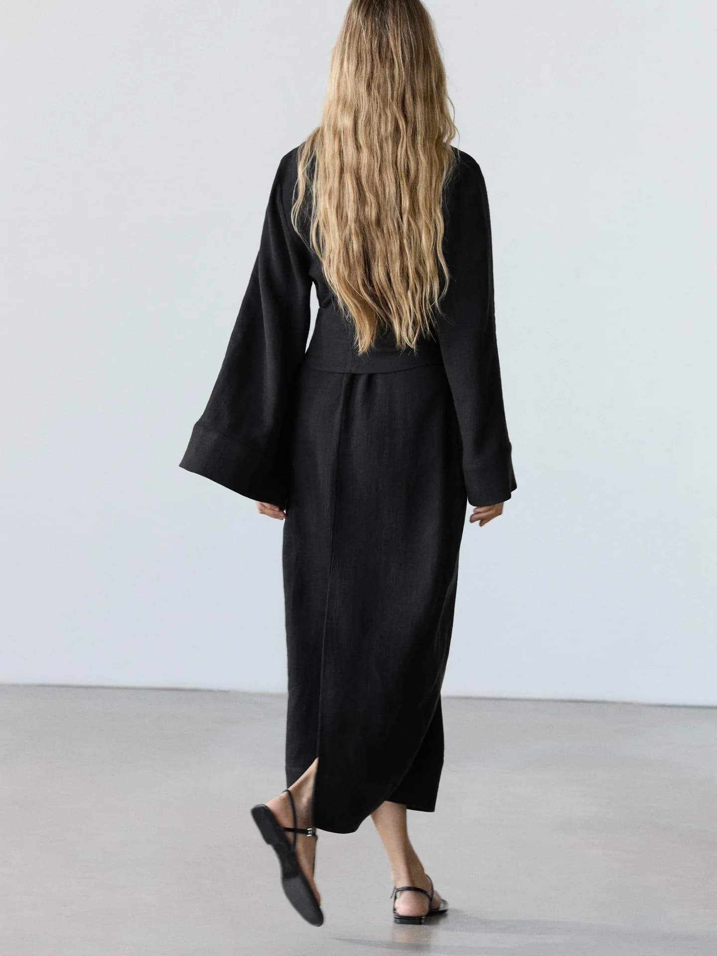 Платье миди длины из 100% льна с декоративными завязками. - фото 10