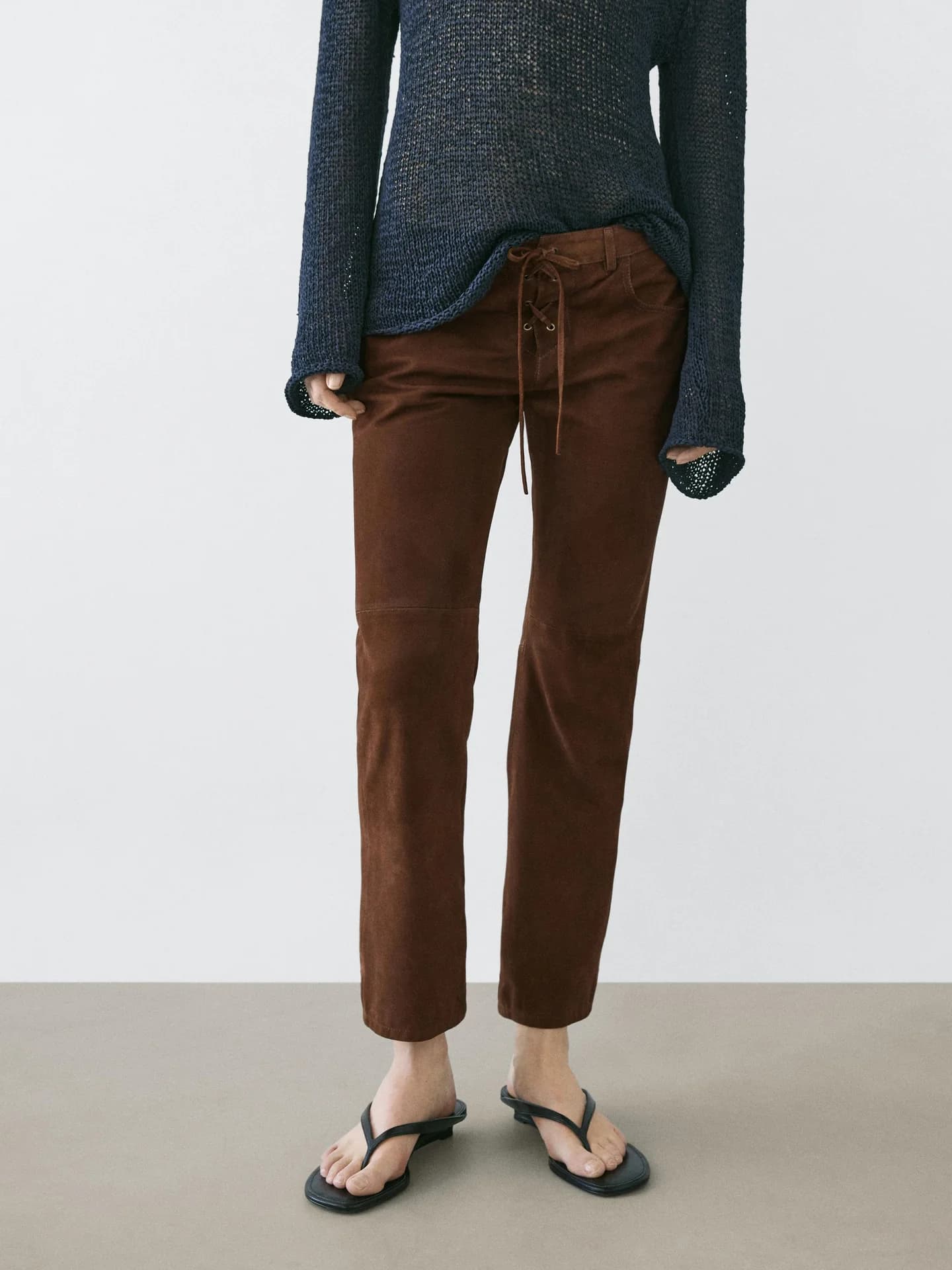 Укороченные брюки из замши с кулиской. - фото 10