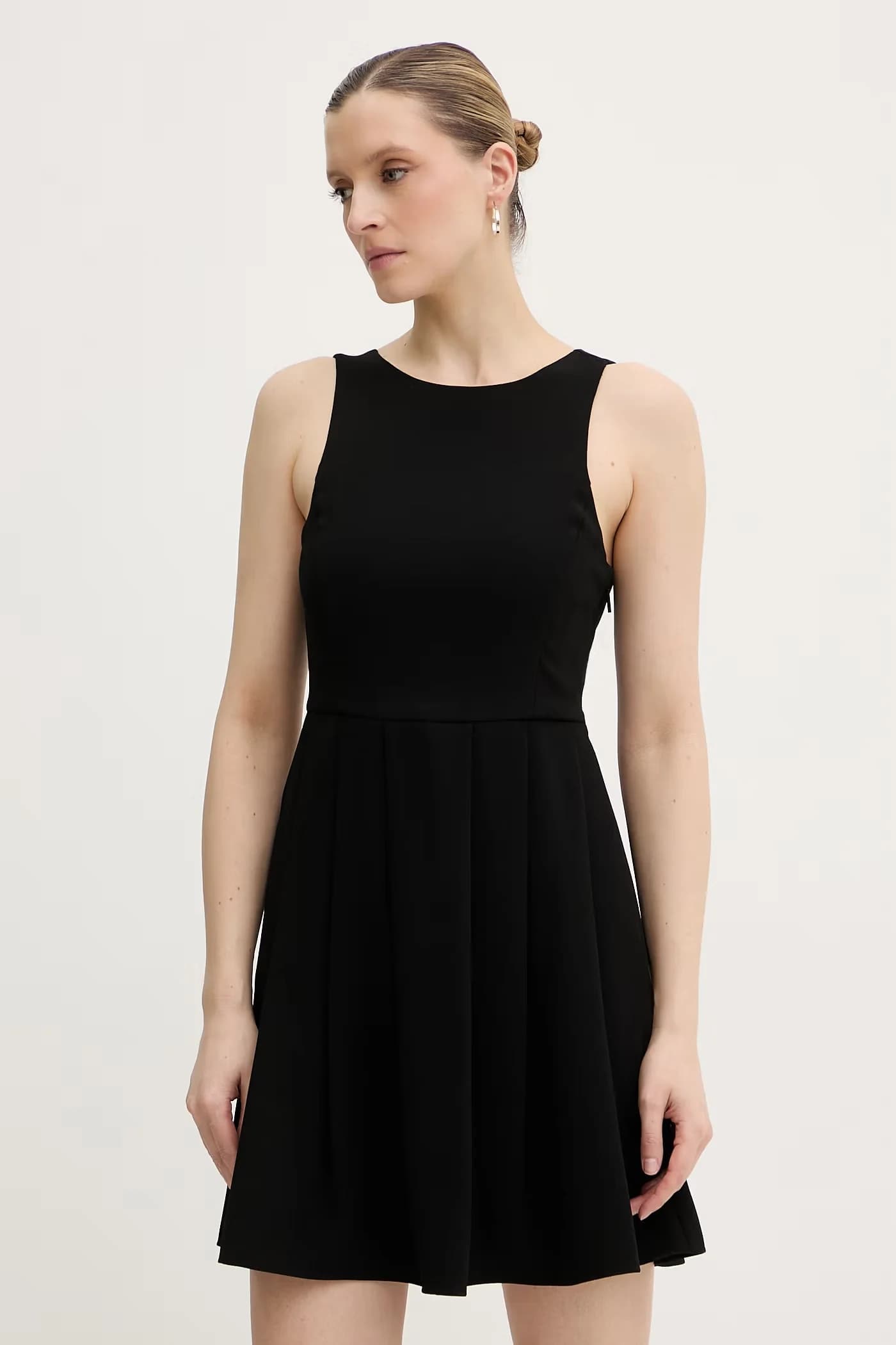 Маленькое черное платье