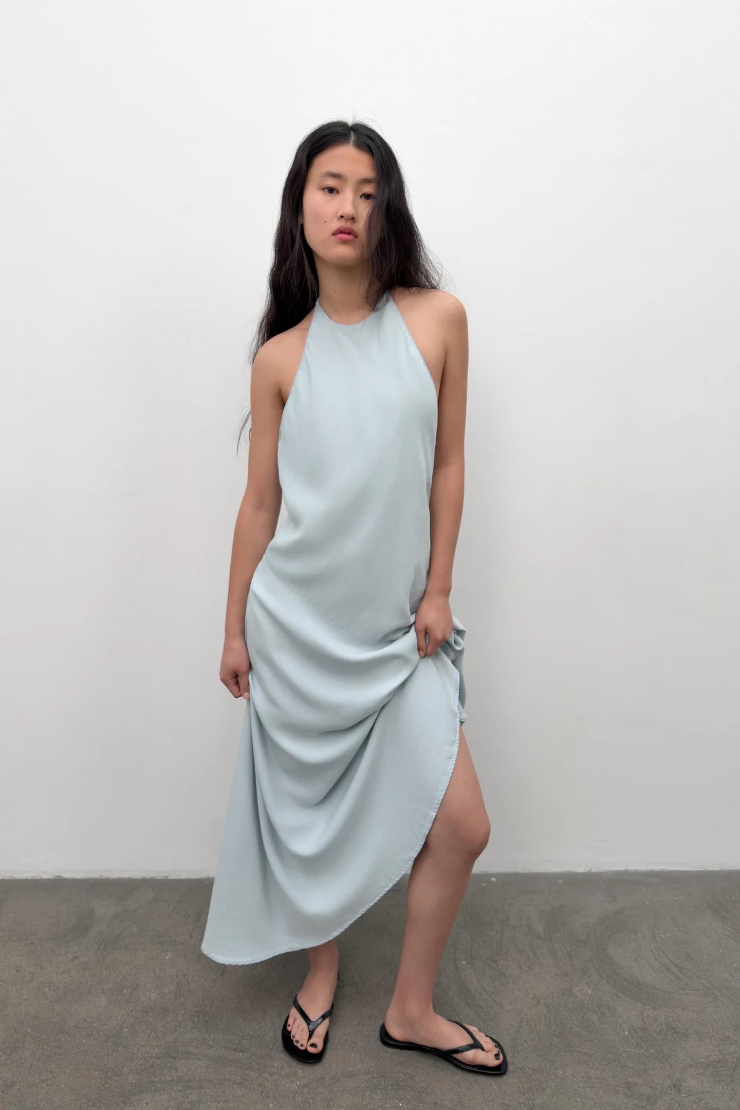 СВОБОДНОЕ ПЛАТЬЕ С ХАЛТЕРОМ