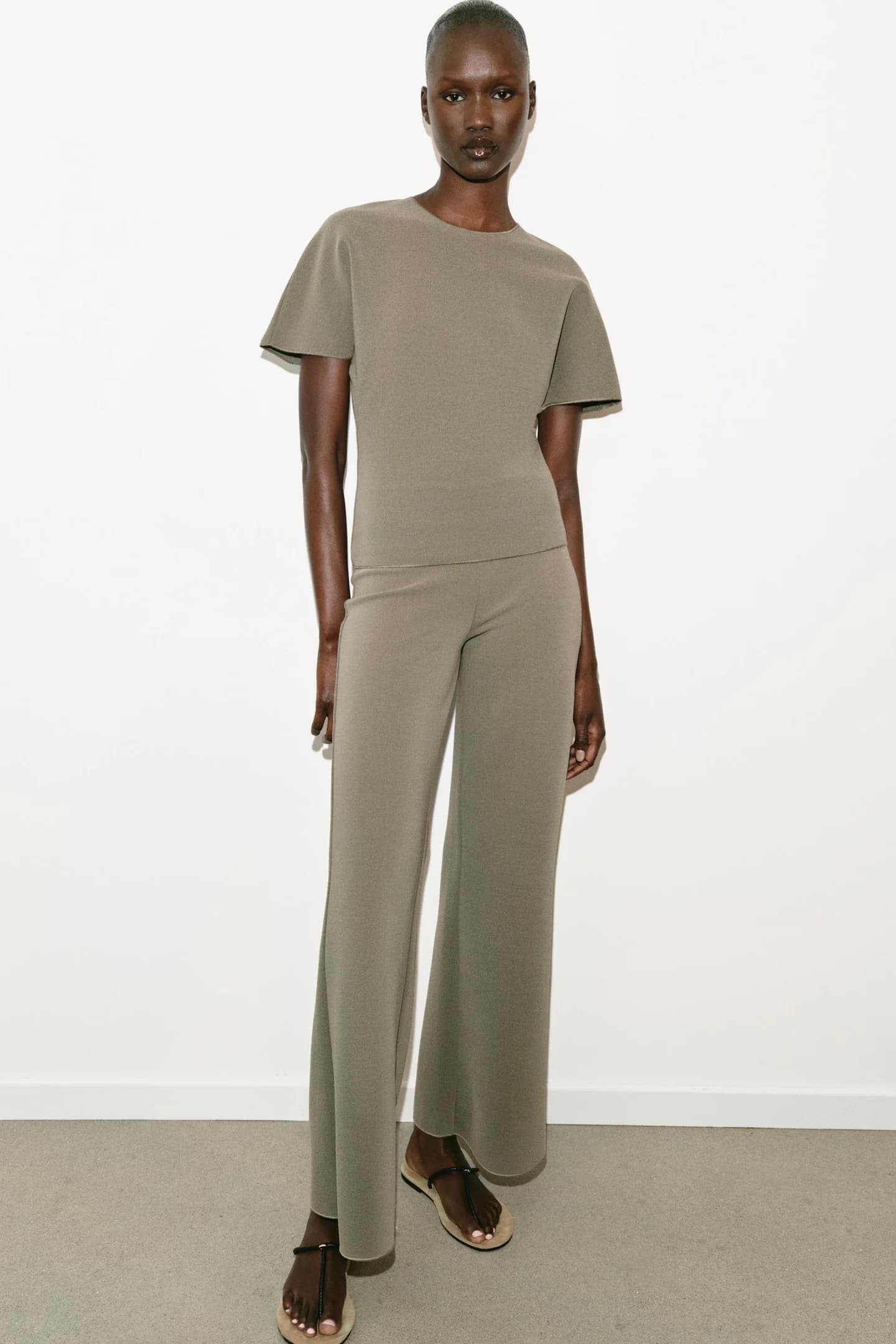 ТОП С КОРОТКИМИ РУКАВАМИ И ВЫРЕЗОМ