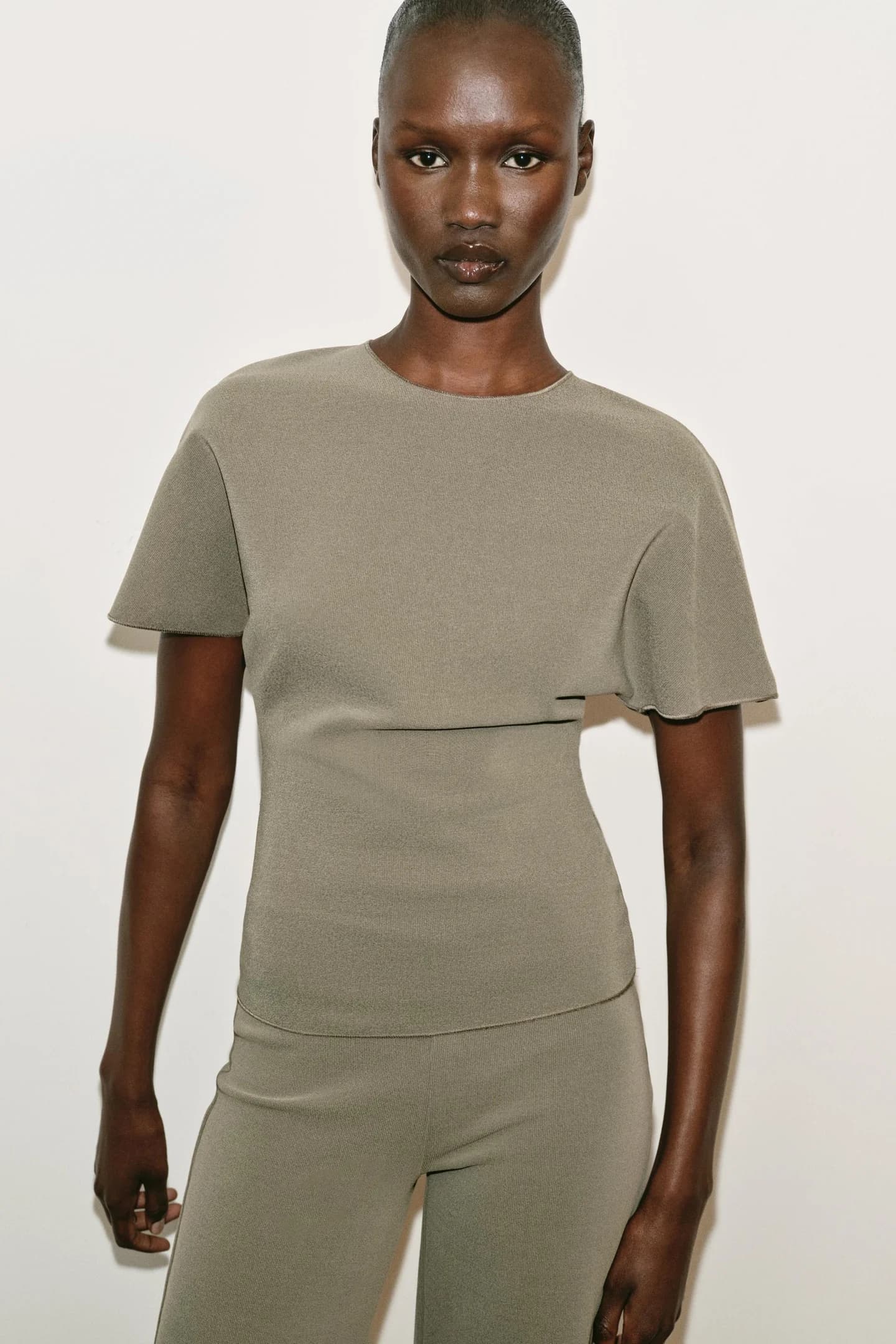 ТОП С КОРОТКИМИ РУКАВАМИ И ВЫРЕЗОМ - фото 2