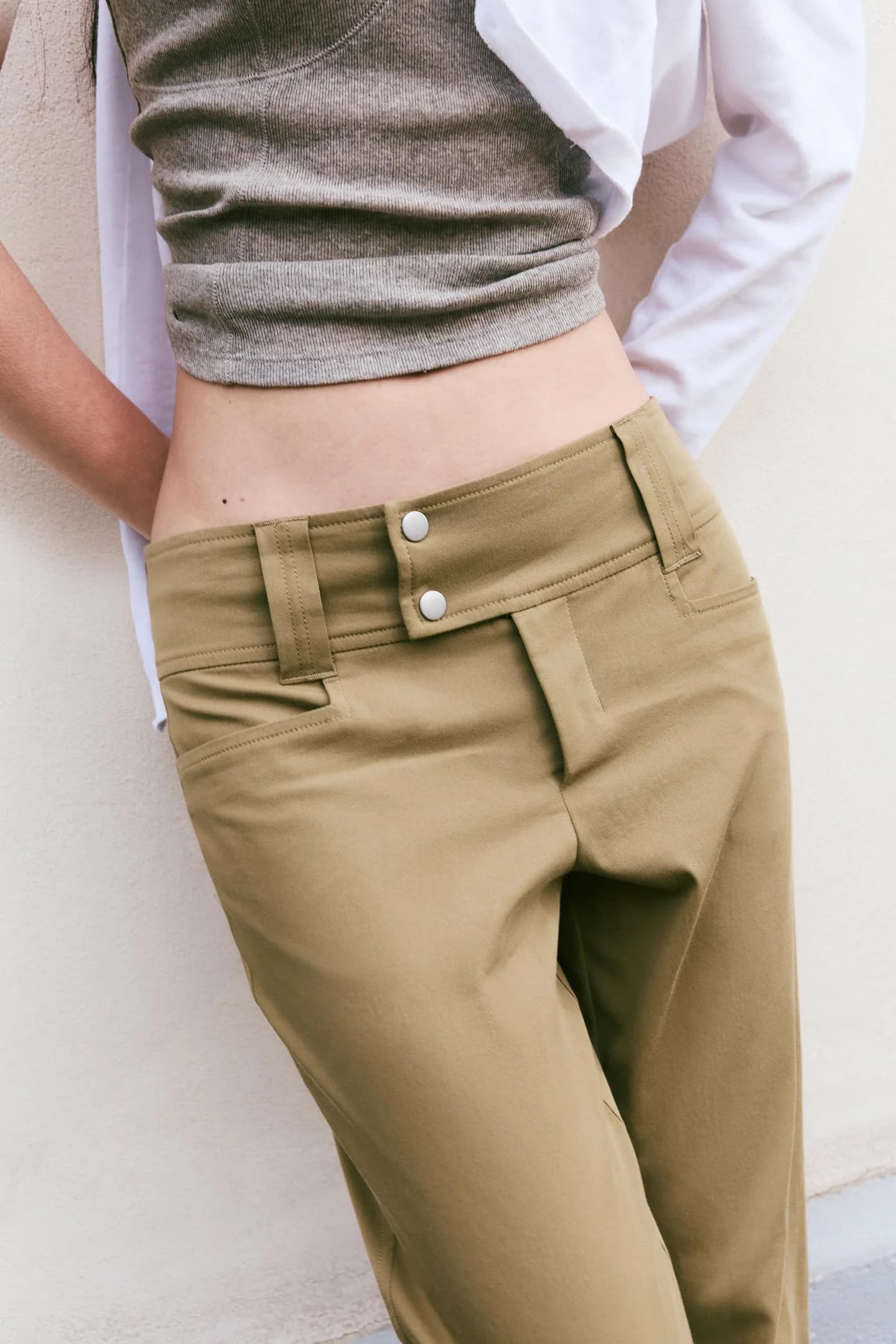 БРЮКИ КАПРИ С ПРЯЖКОЙ - фото 2