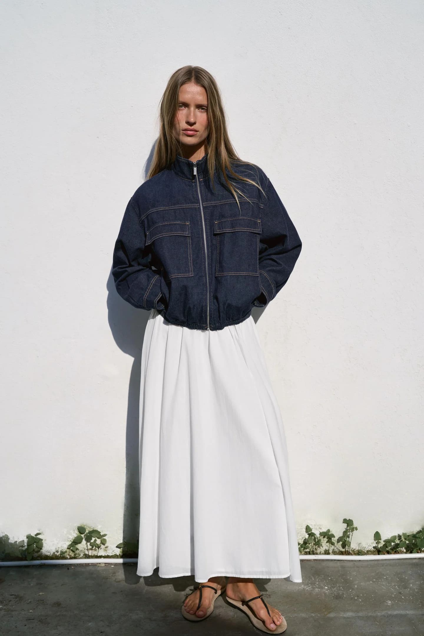 Z1975 ДЖИНСОВАЯ КУРТКА-БОМБЕР С ВОРОТНИКОМ-СТОЙКОЙ - фото 2