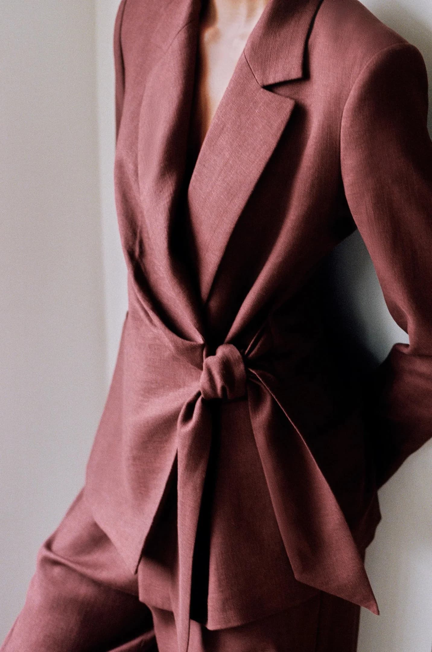 ДВУБОРТНЫЙ ЛЬНЯНОЙ ПИДЖАК НА ЗАВЯЗКАХ