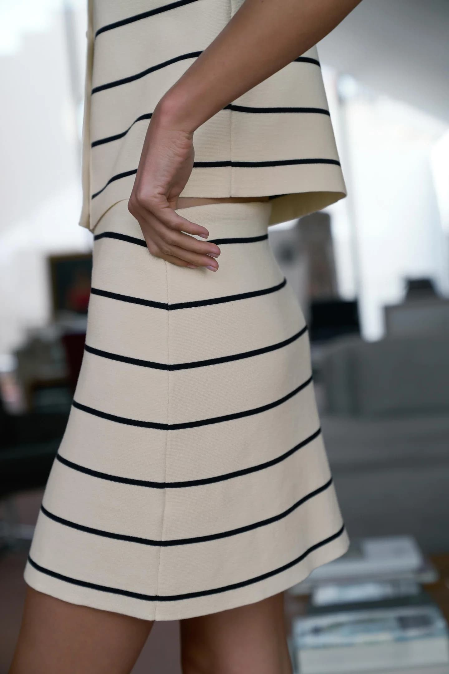 ТРИКОТАЖНАЯ МИНИ-ЮБКА В ПОЛОСКУ - фото 2