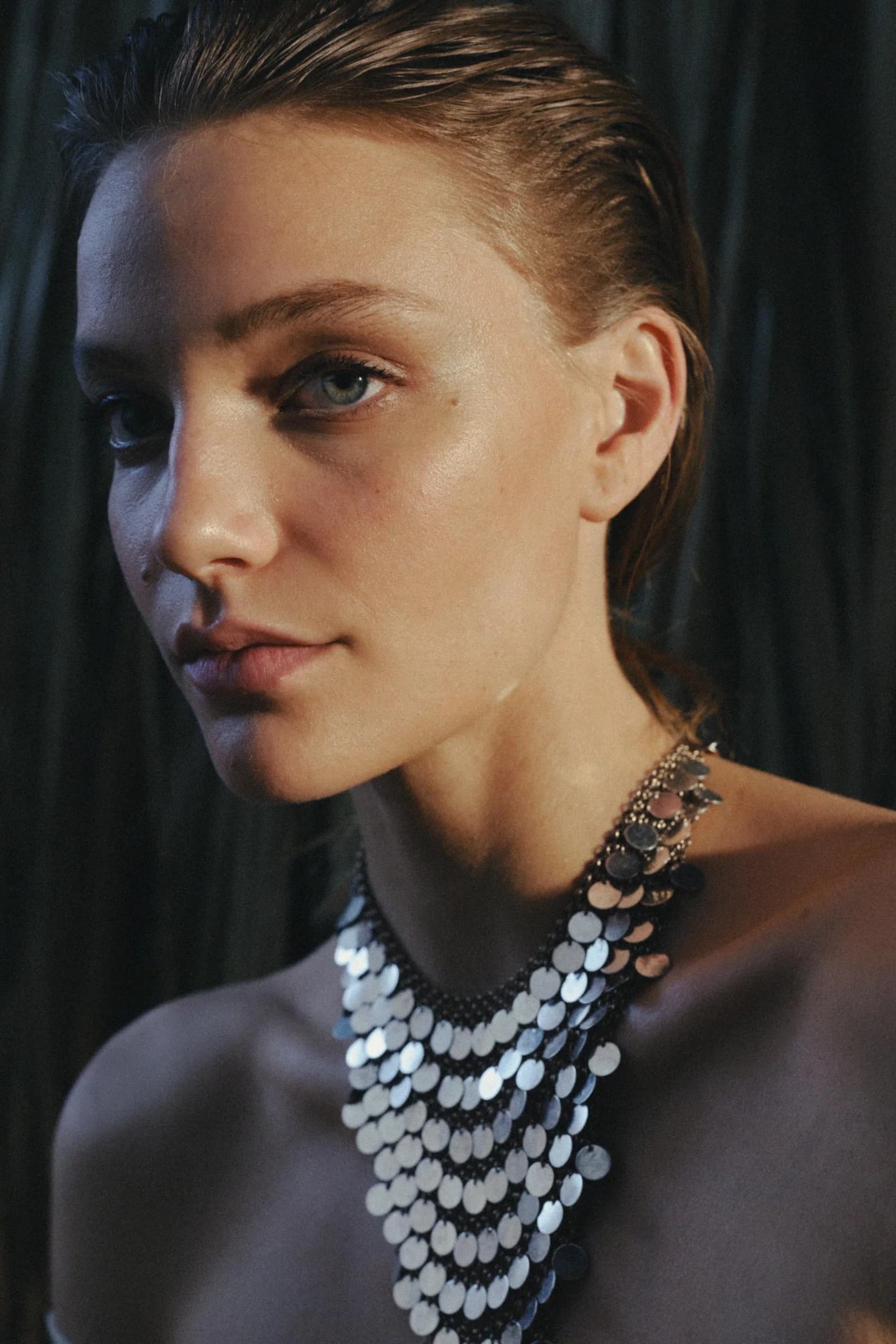 ОЖЕРЕЛЬЕ БАБЕТ С МЕТАЛЛИЧЕСКИМИ ПЛАСТИНАМИ