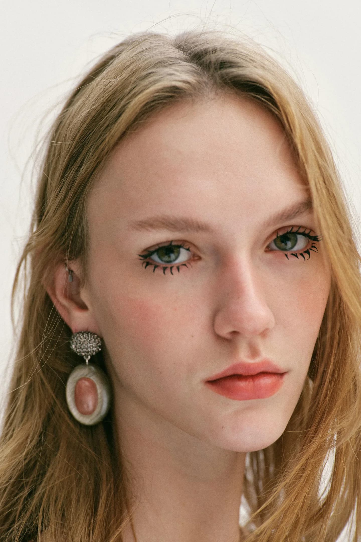 СЕРЬГИ С ДЕКОРАТИВНЫМИ КАМНЯМИ И БЛЕСТЯЩИМИ АППЛИКАЦИЯМИ - фото 3