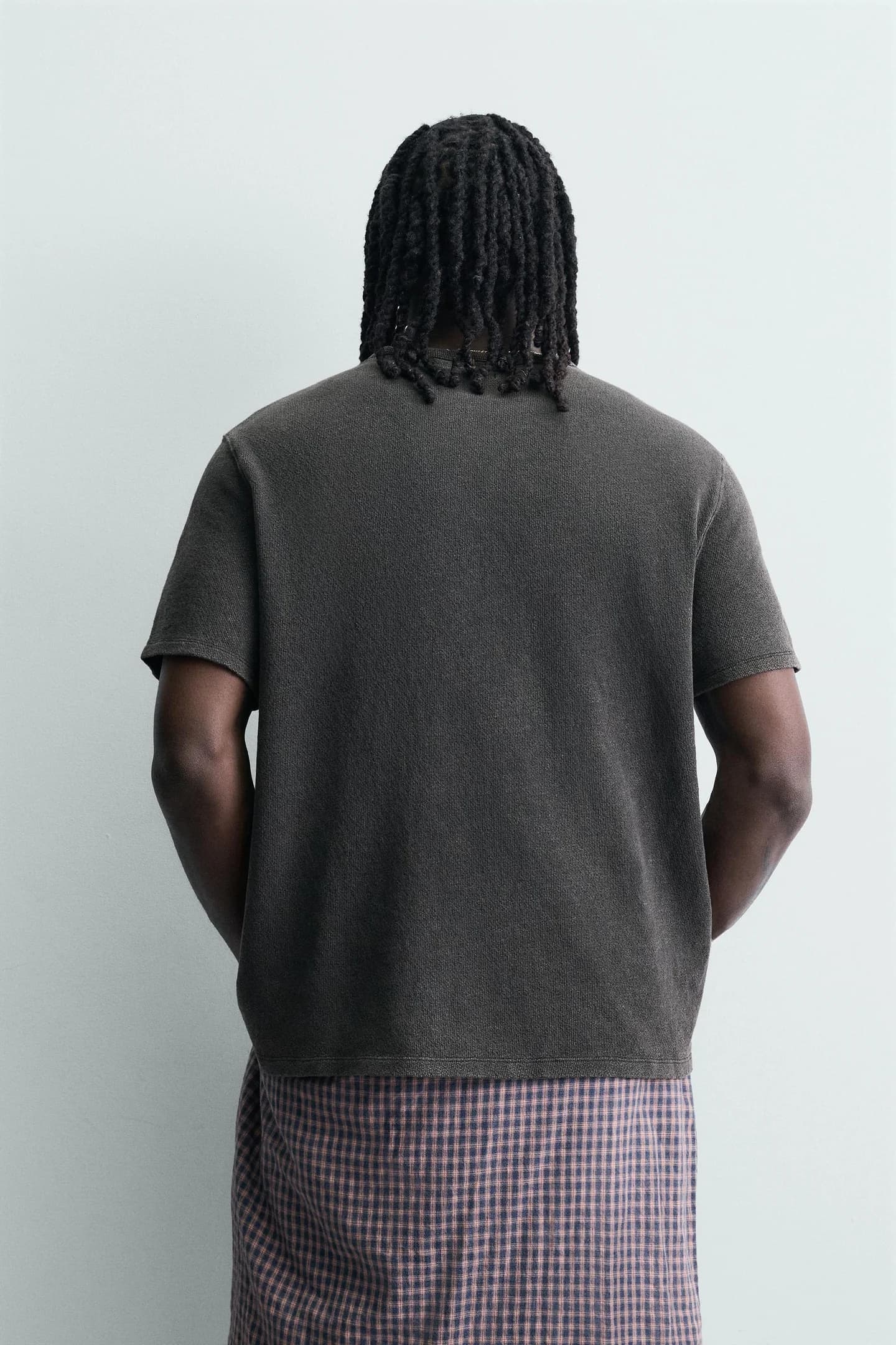 ТРИКОТАЖНАЯ ФУТБОЛКА С ПРИНТОМ И ЭФФЕКТОМ СТИРКИ - фото 2