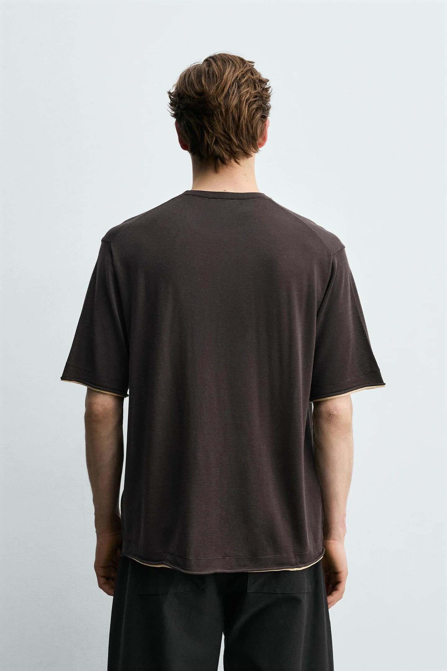 ТРИКОТАЖНАЯ ФУТБОЛКА С КОНТРАСТНЫМИ ОТДЕЛКАМИ - фото 3