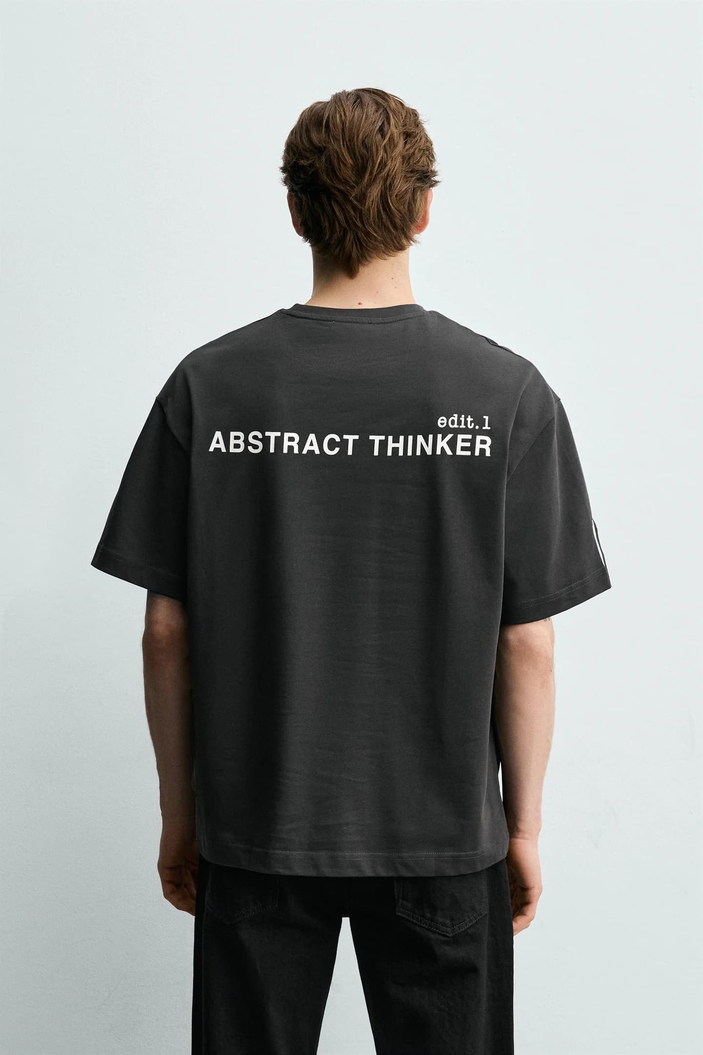 ФУТБОЛКА С КОНТРАСТНОЙ НАДПИСЬЮ.