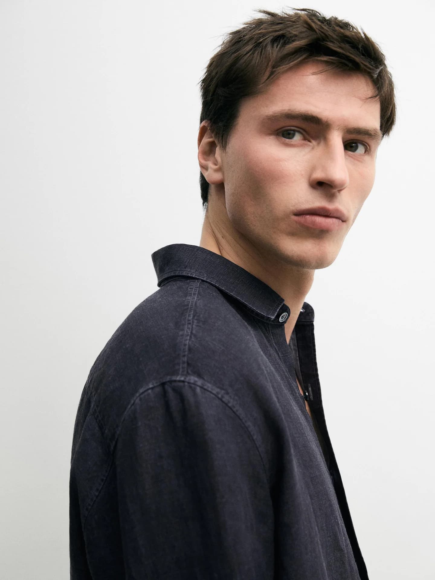 Рубашка стандартного кроя из 100% льна. - фото 9